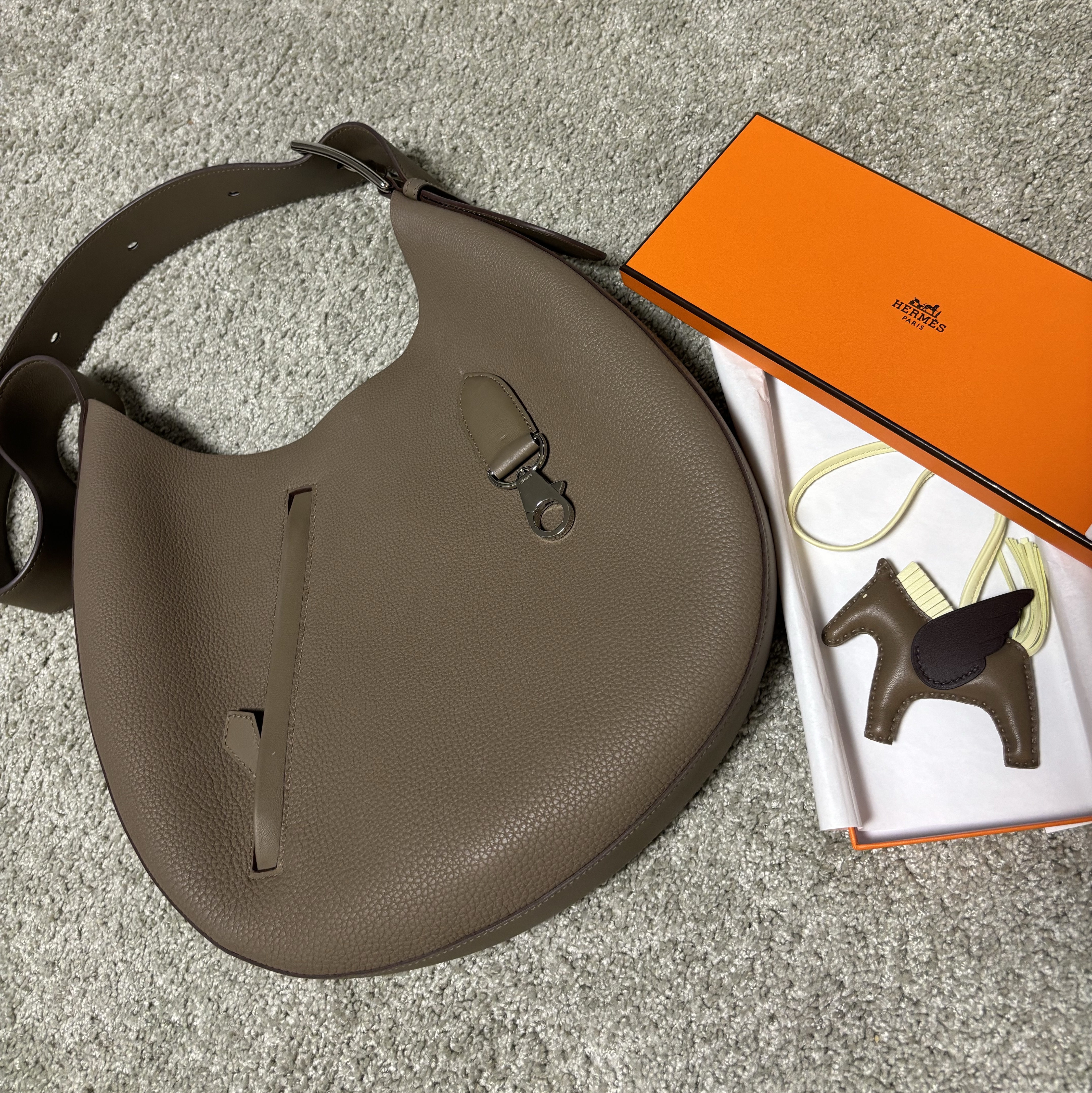 Hermes Rodeo Pegase PM Charm Milo Swift & Etoupe Jaune Milton Rouge Sellier 착용 스타일