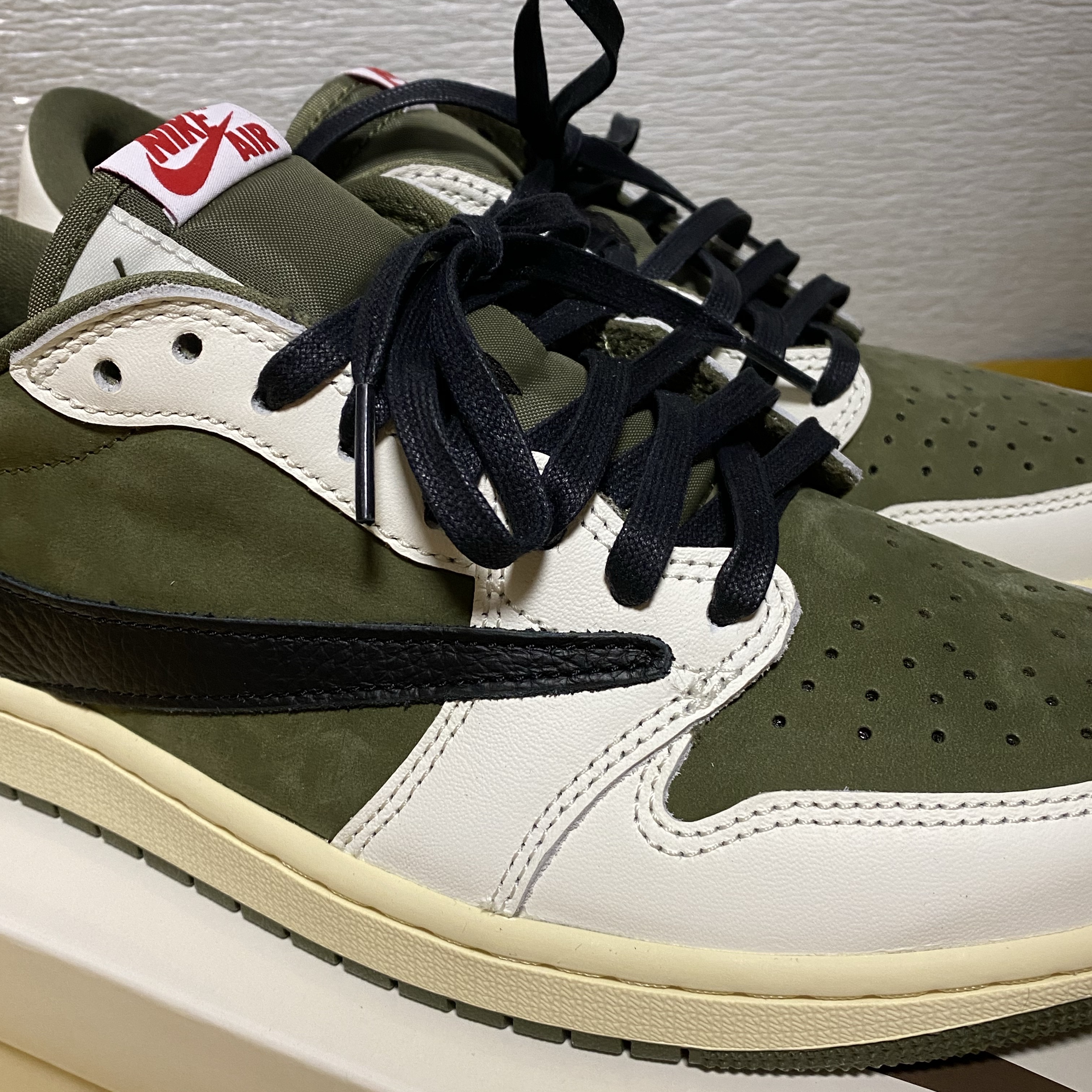 Jordan 1 x Travis Scott Retro Low OG SP Reverse Olive 착용 스타일