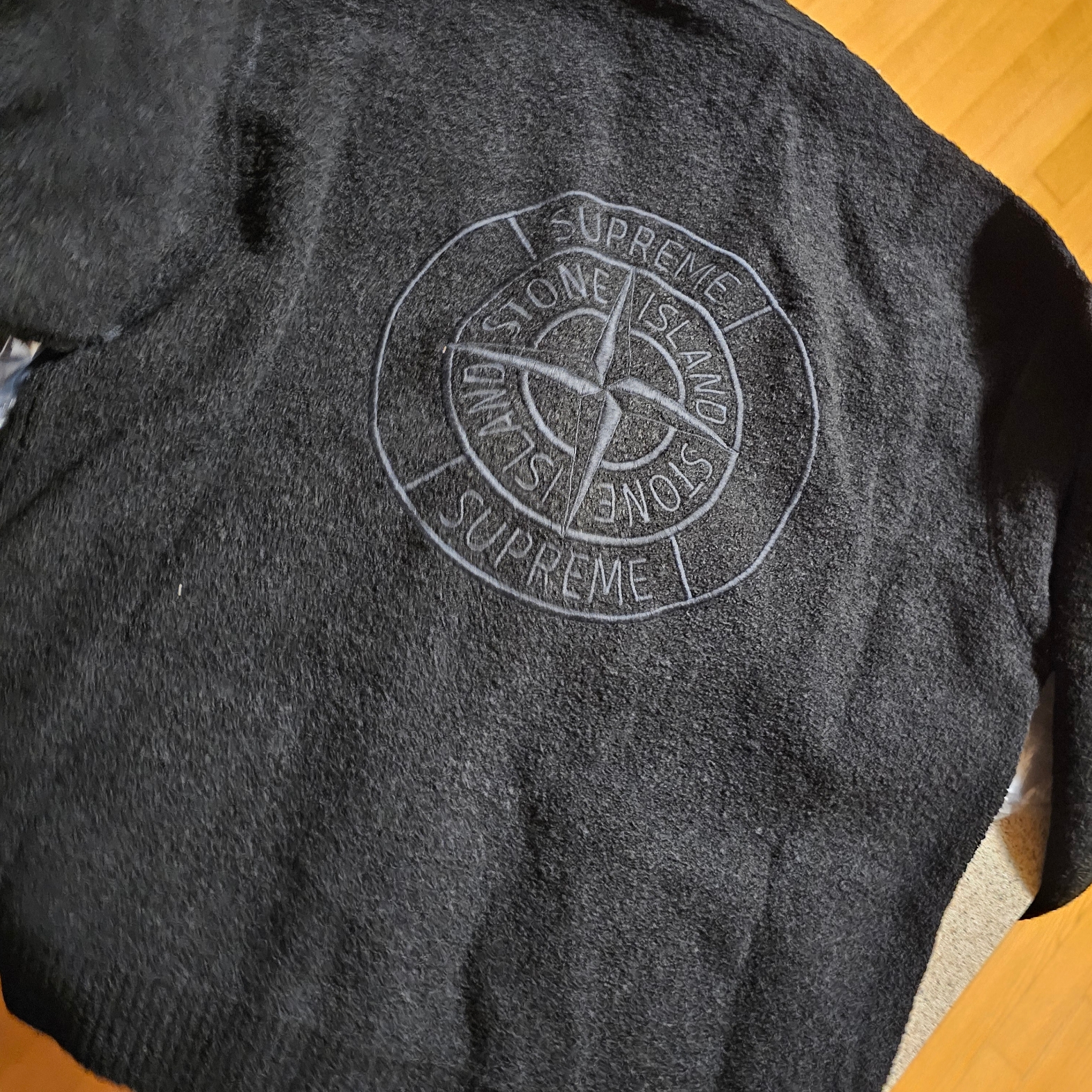 Supreme x Stone Island Boucle Cardigan Black - 23FW 착용 스타일 - 3