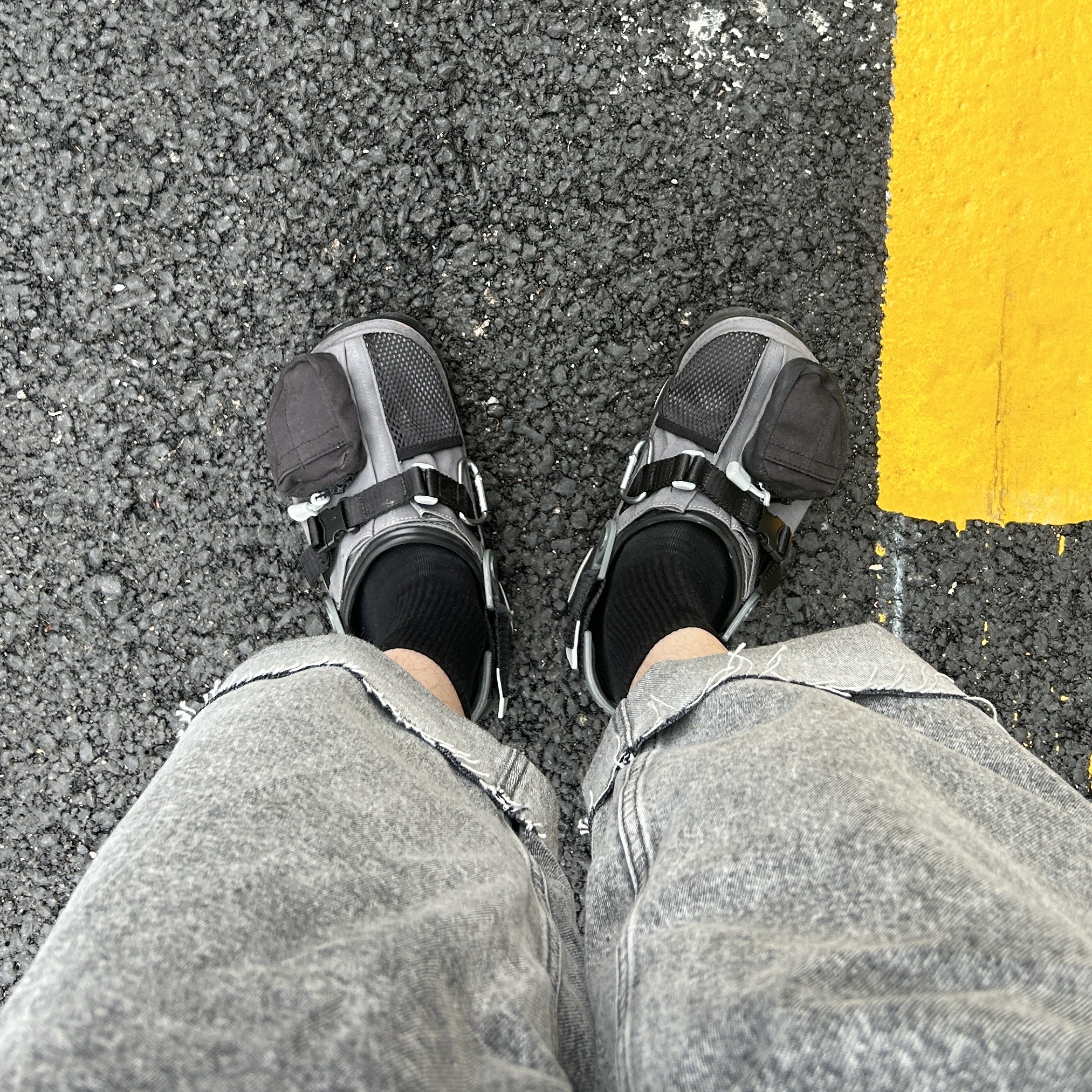 Crocs x Beams Classic All Terrain Mountain Parka Clog Grey, ETCE New Vision Destroyed Washed Cap Black 착용 스타일 - 1