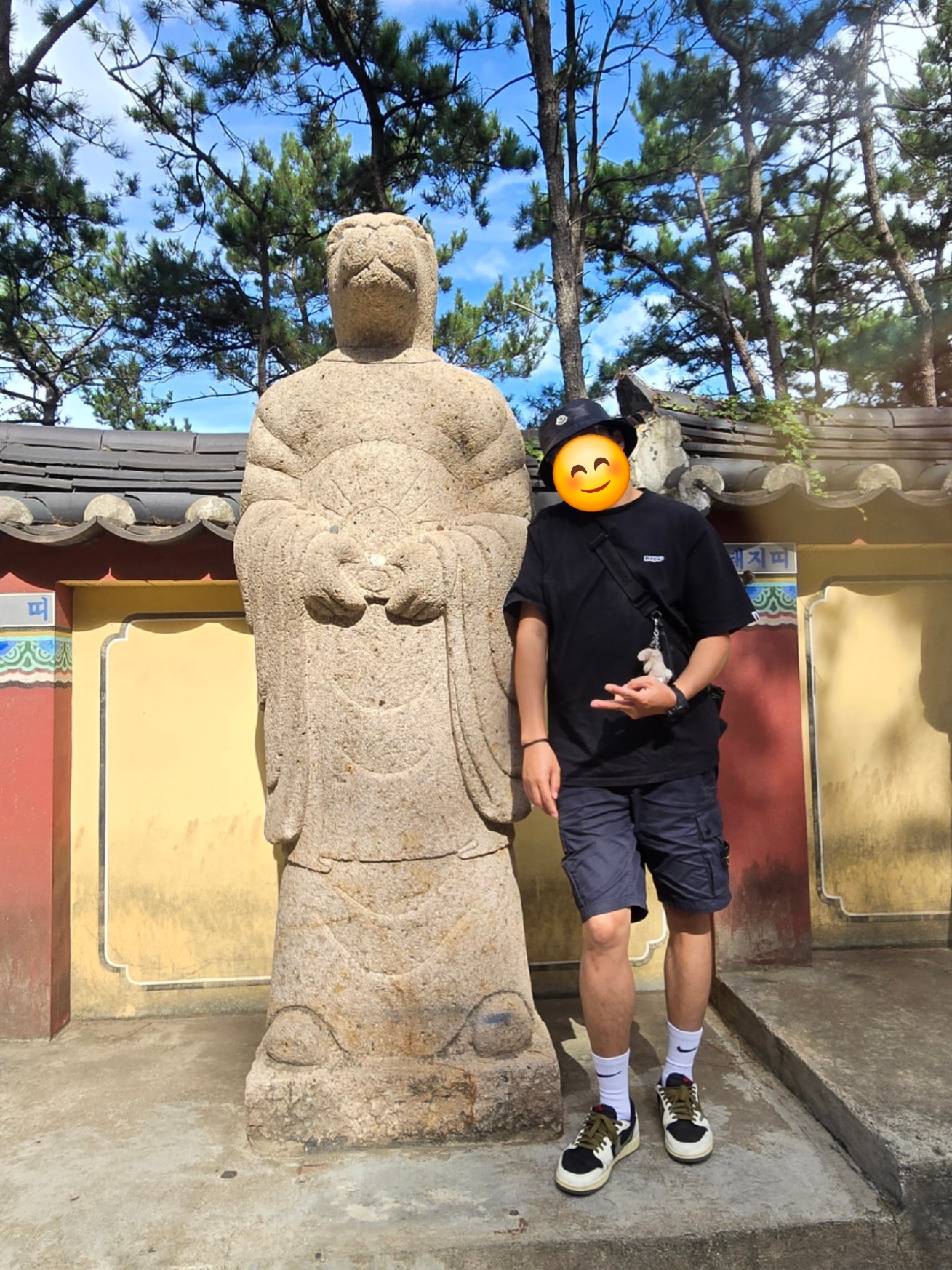 Moncler x Fragment Reversible Bucket Hat Black - 22FW, Louis Vuitton Trio Messenger Black 착용 스타일