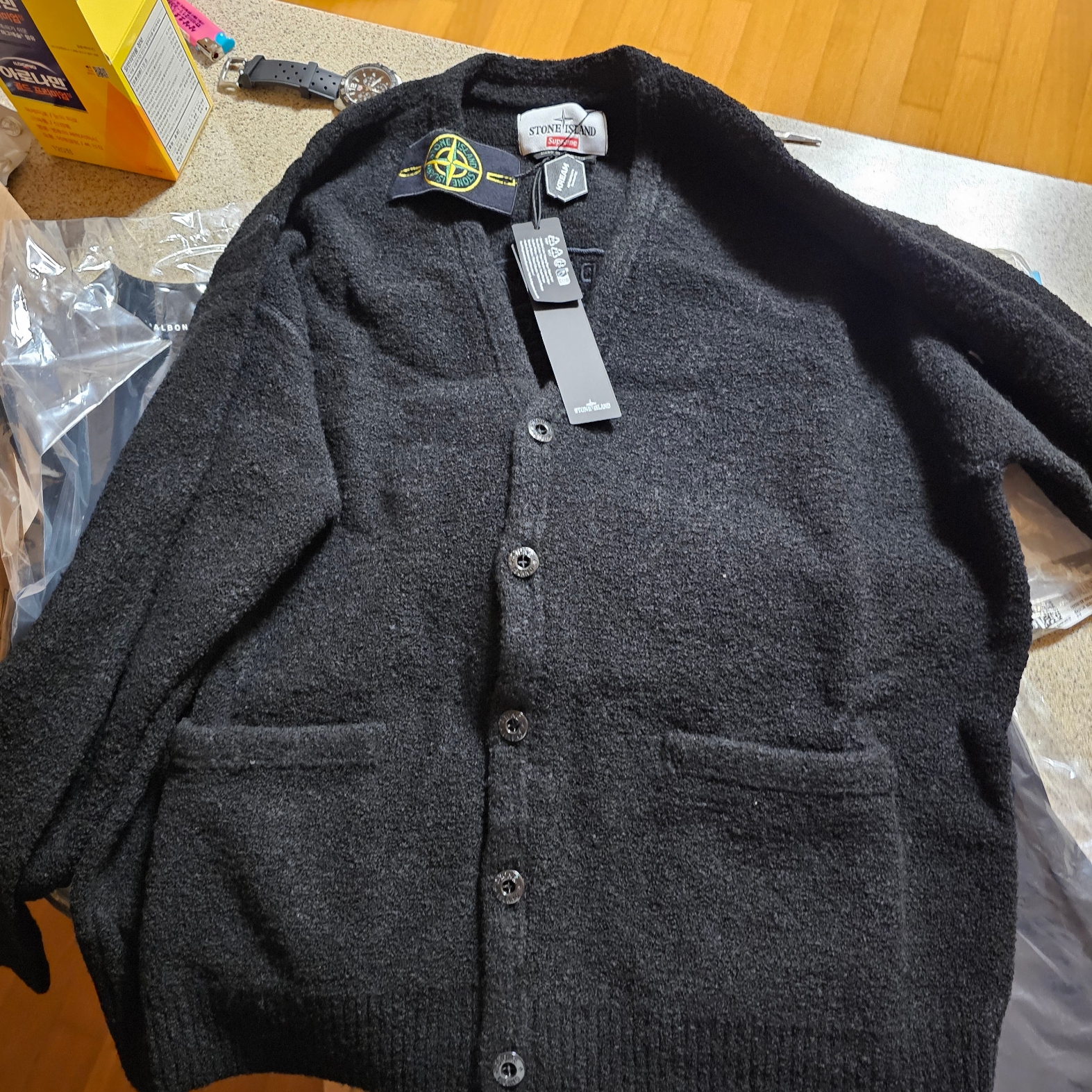 Supreme x Stone Island Boucle Cardigan Black - 23FW 착용 스타일 - 4