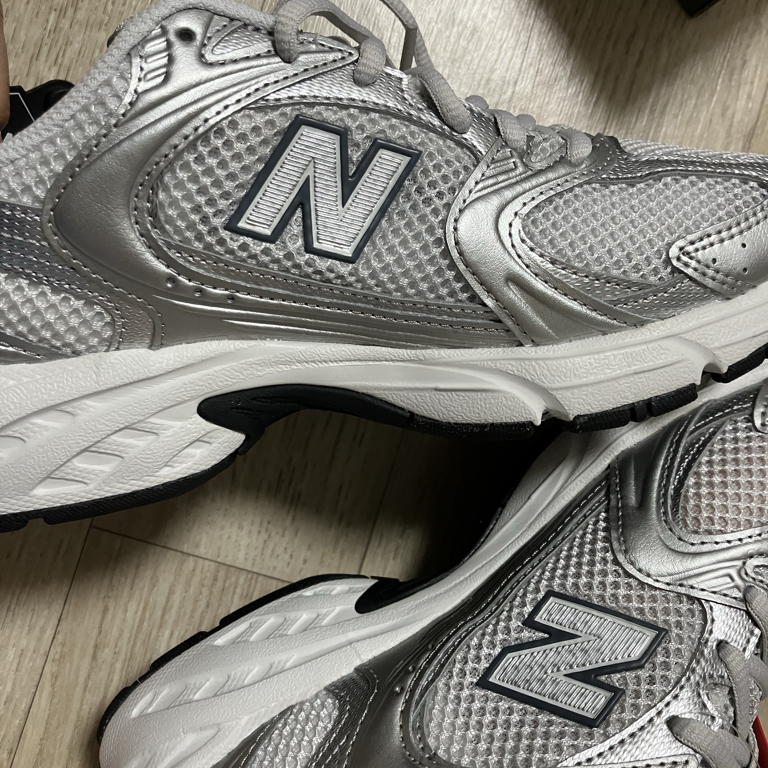 New Balance 530 Grey Matter Silver Metallic 착용 스타일 - 2
