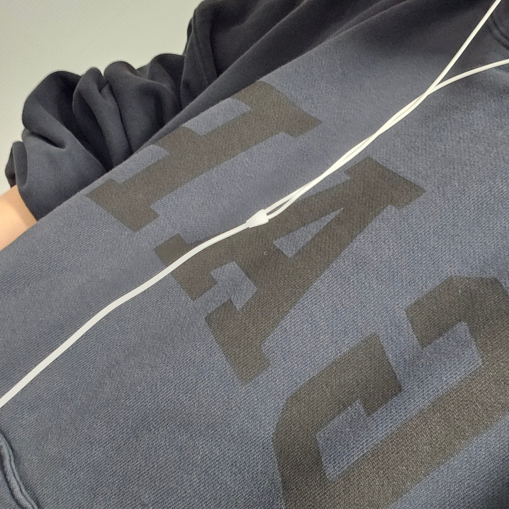 Yeezy Gap Engineered By Balenciaga Dove Hoodie Washed Black 착용 스타일