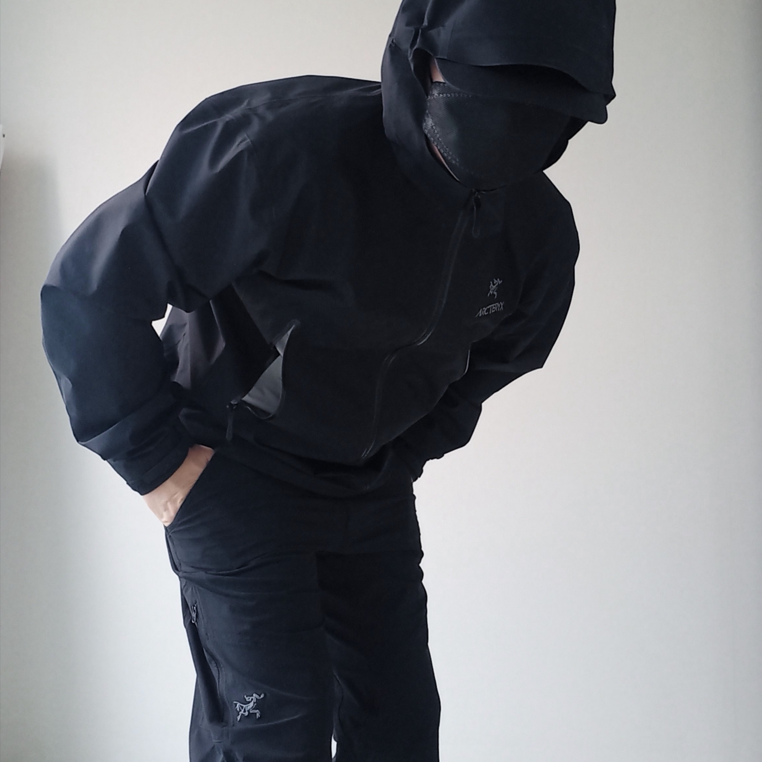 Arc'teryx Gore 5 Panel Cap Black, Arc'teryx Beta Jacket Black 착용 스타일 - 1