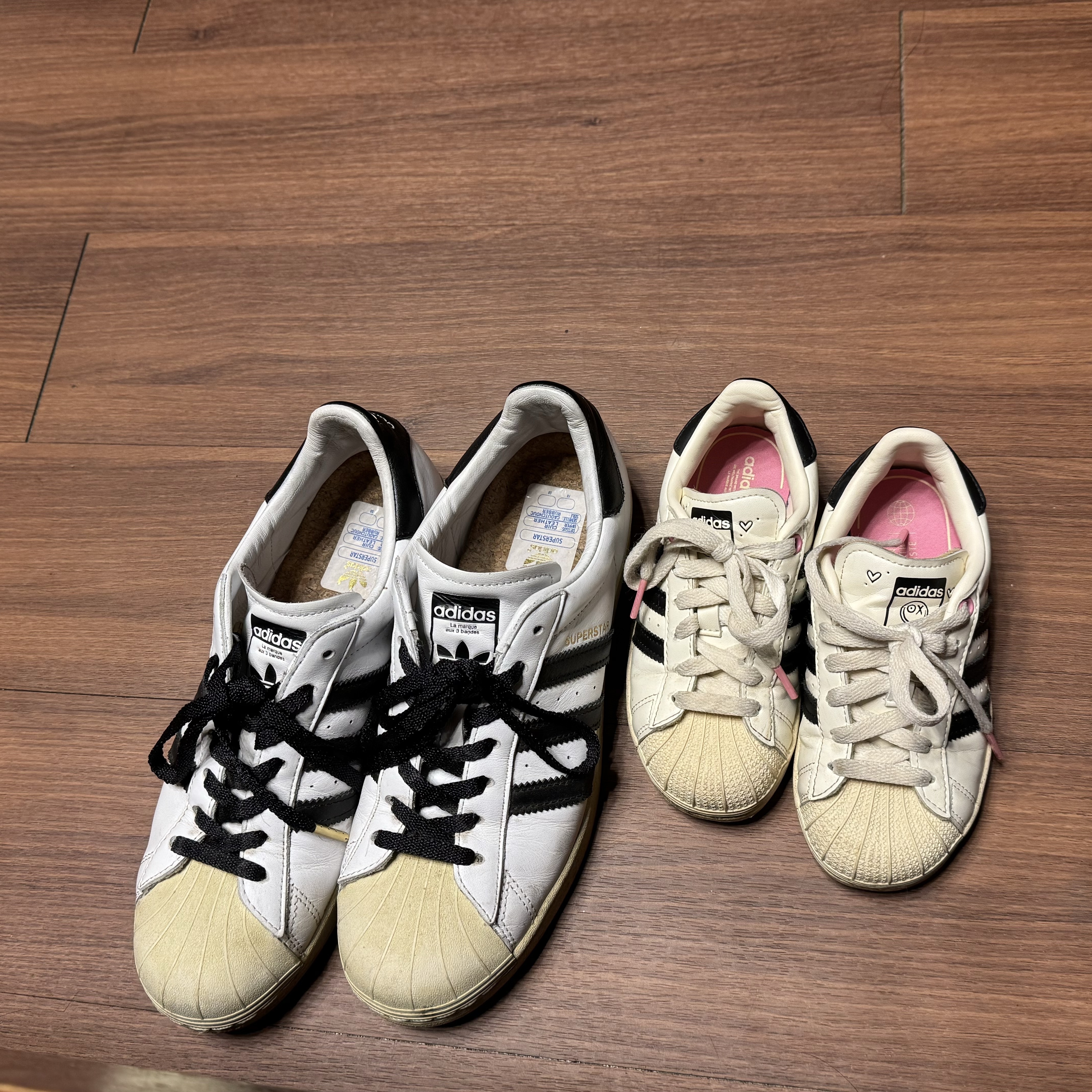 Adidas Superstar Premium White Black, (C) Adidas Superstar x Andre Saraiva Cream White Core Black 착용 스타일