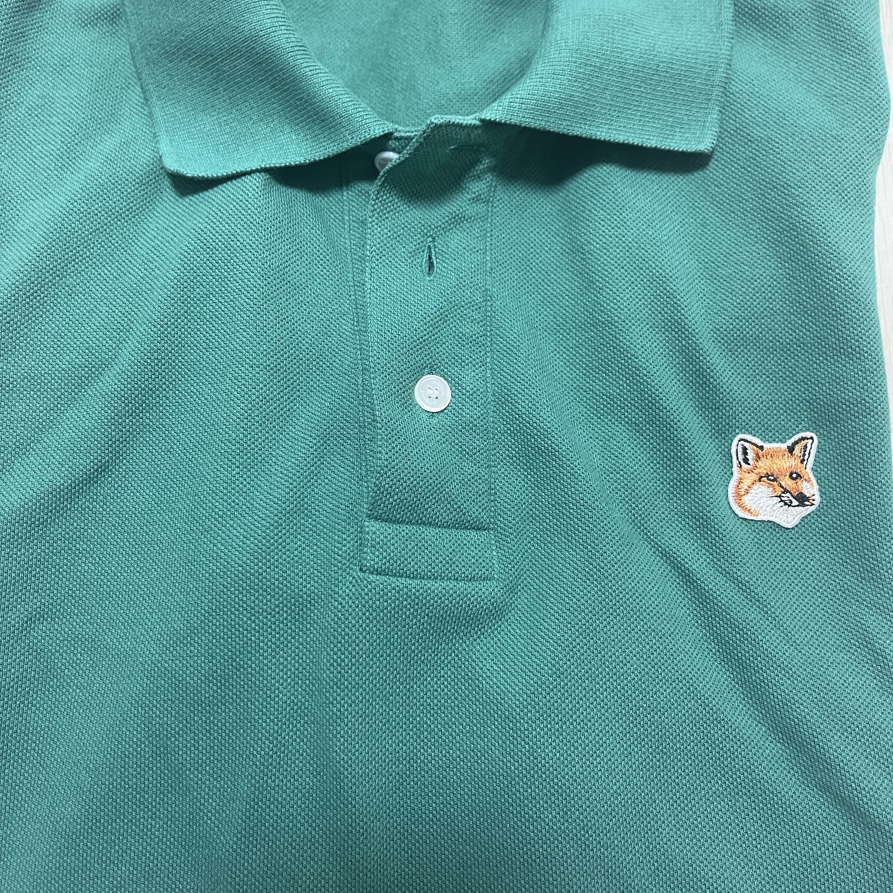 Maison Kitsune Fox Head Patch Polo Pine 착용 스타일