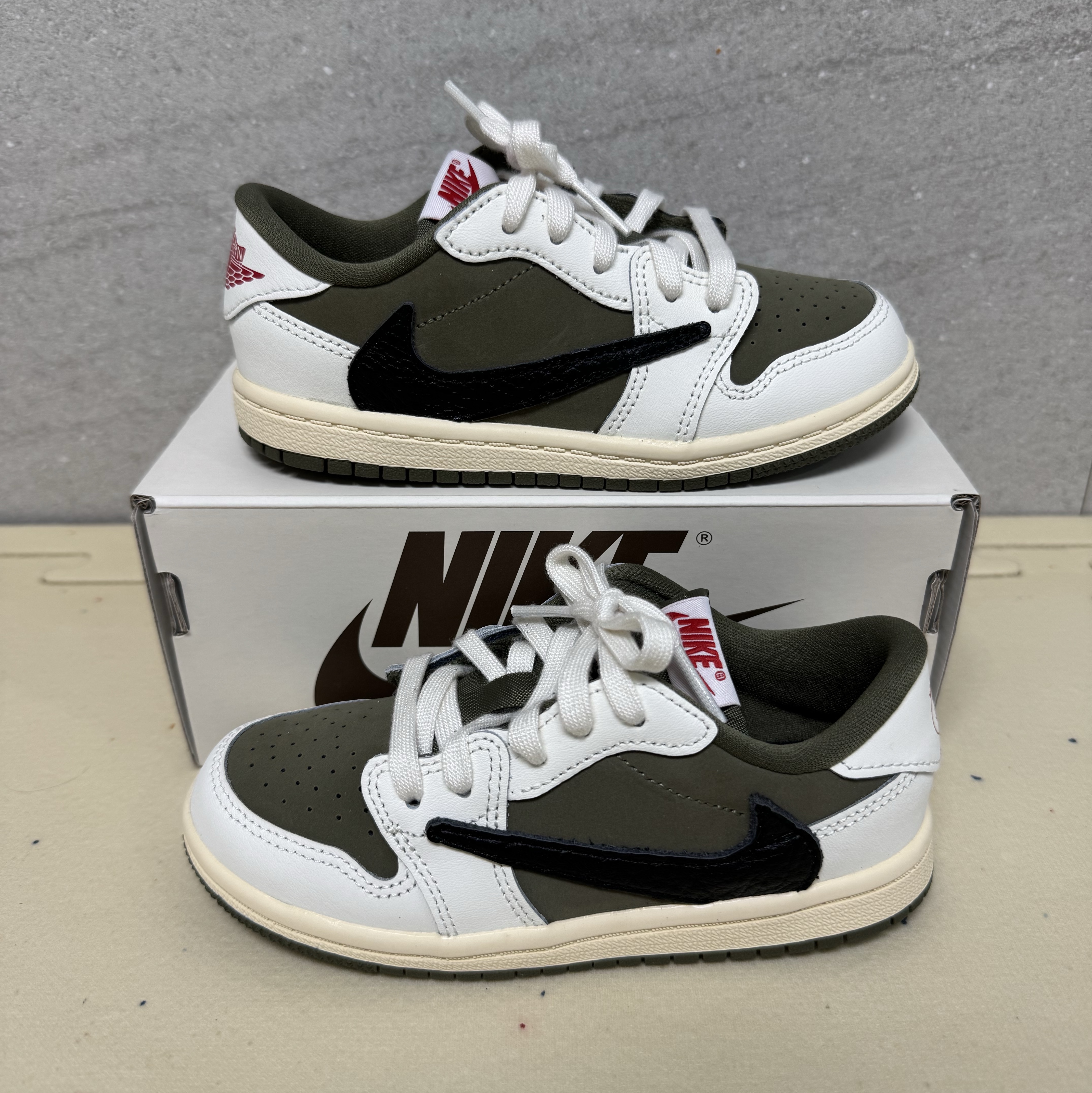 (TD) Jordan 1 x Travis Scott Retro Low OG SP Reverse Olive 착용 스타일 - 1