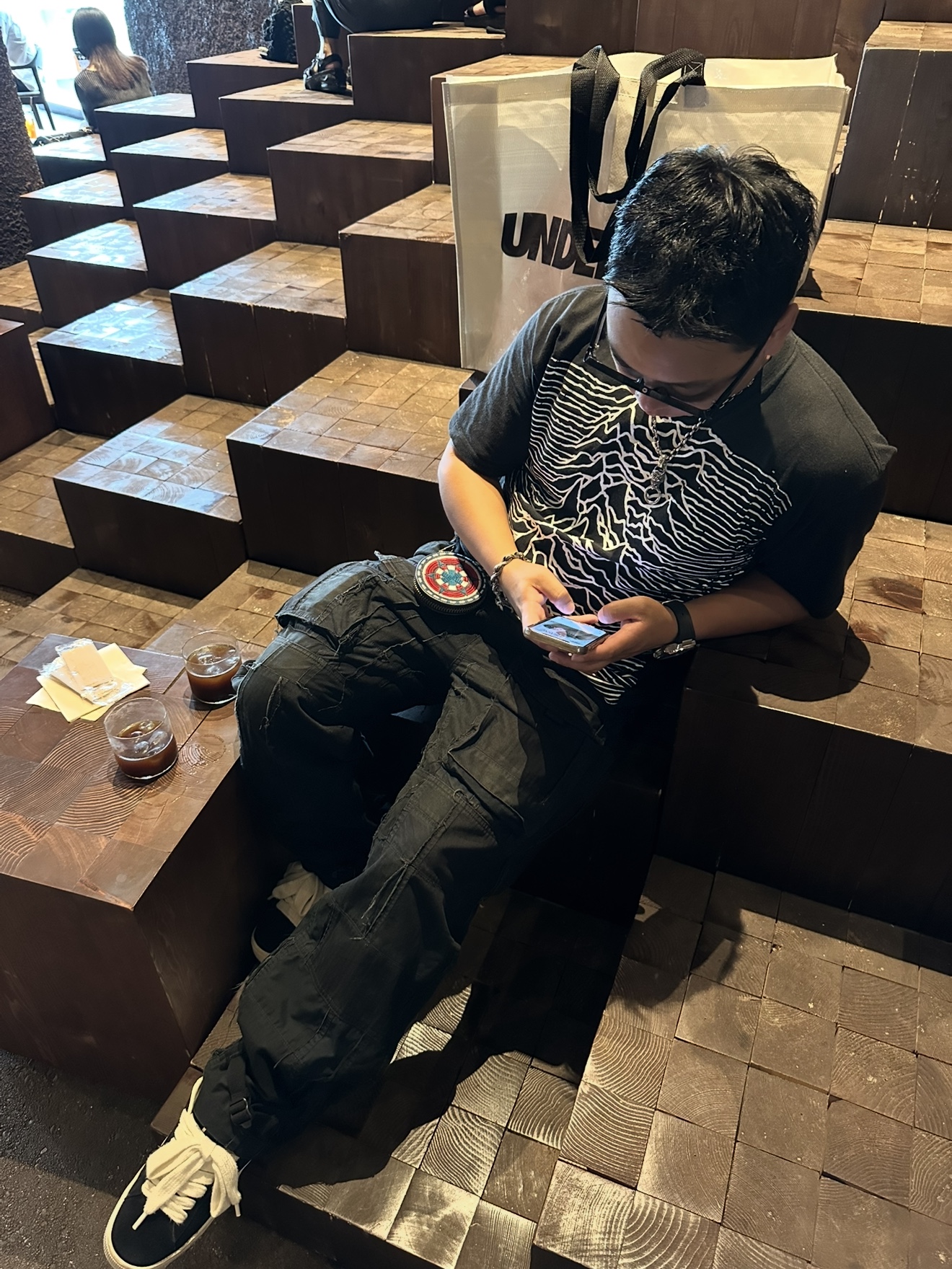 Supreme x Comme des Garcons Junya Watanabe Man Patchwork Cargo Pants Black - 21FW, Puma x Pleasures Suede XL Black Frosted Ivory 착용 스타일 - 2