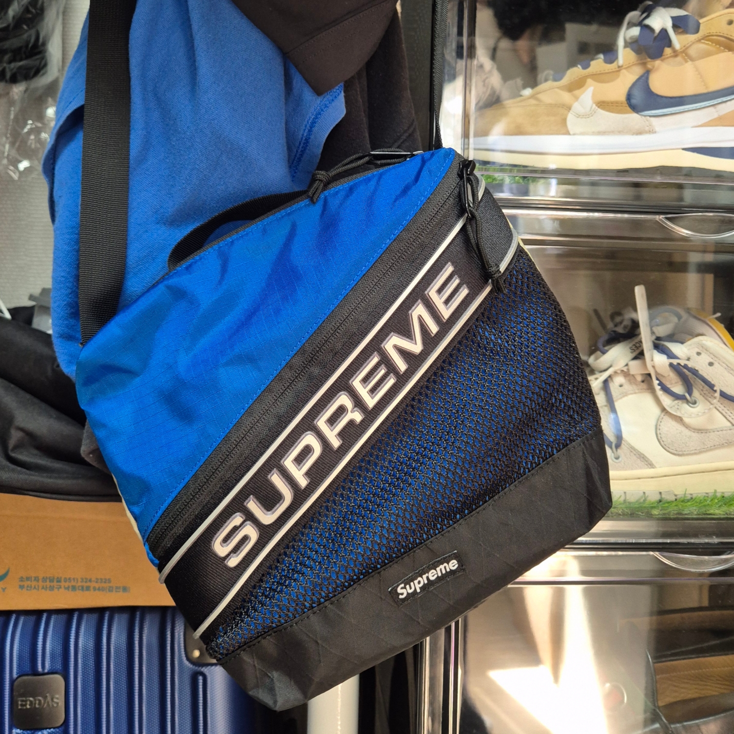 Supreme Shoulder Bag Blue - 23FW 착용 스타일