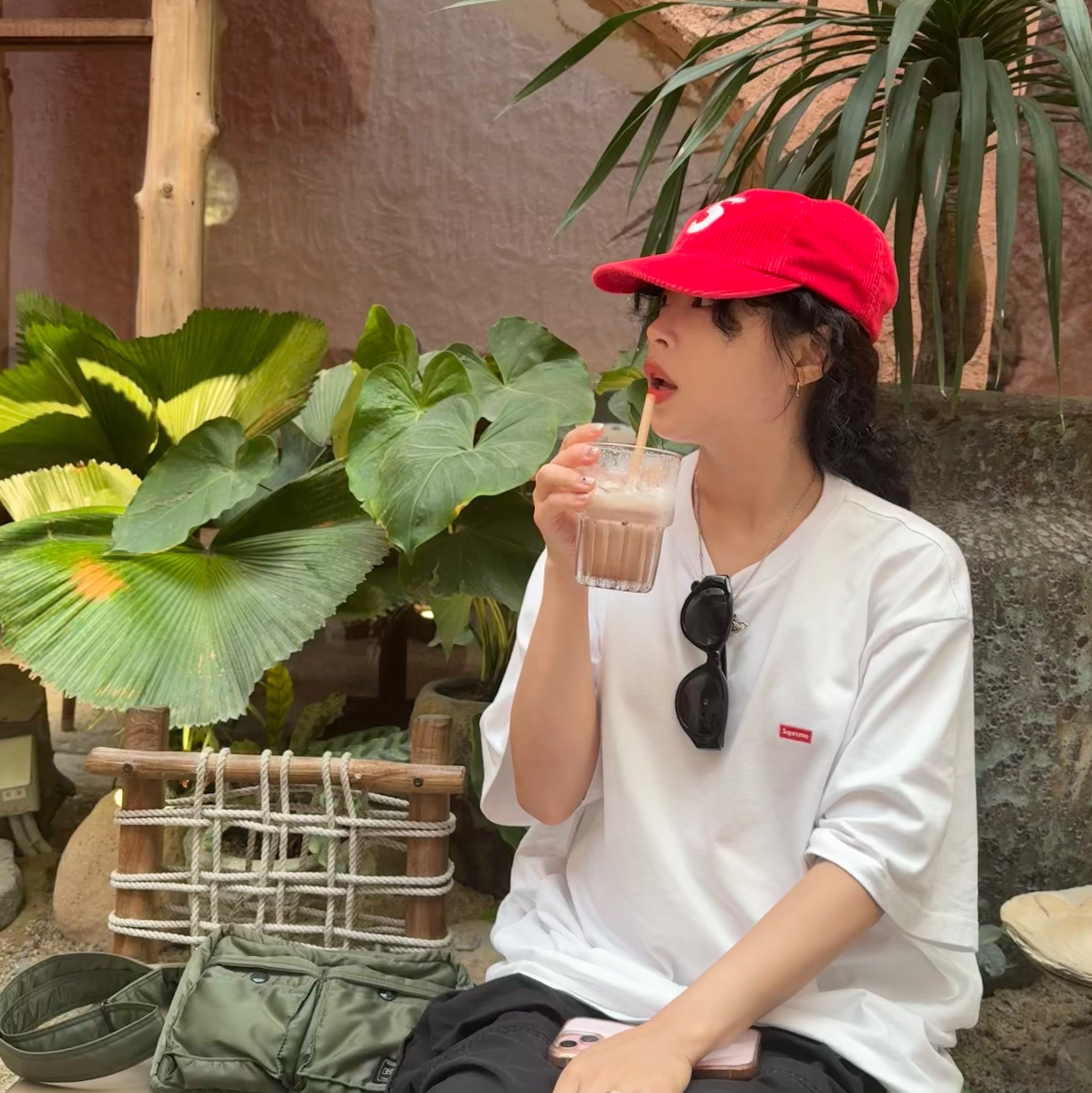 Supreme Corduroy S Logo 6-Panel Bright Red - 24FW, Supreme Small Box T-Shirt White - 24FW 착용 스타일