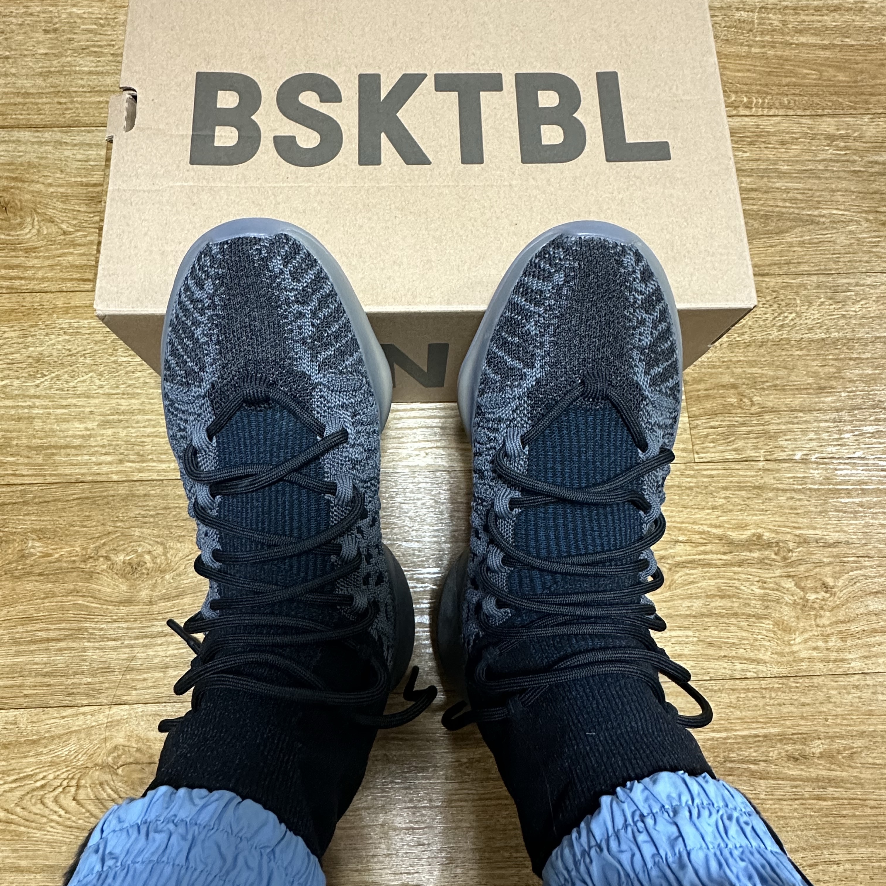 Adidas Yeezy BSKTBL Knit Slate Blue 착용 스타일 - 1
