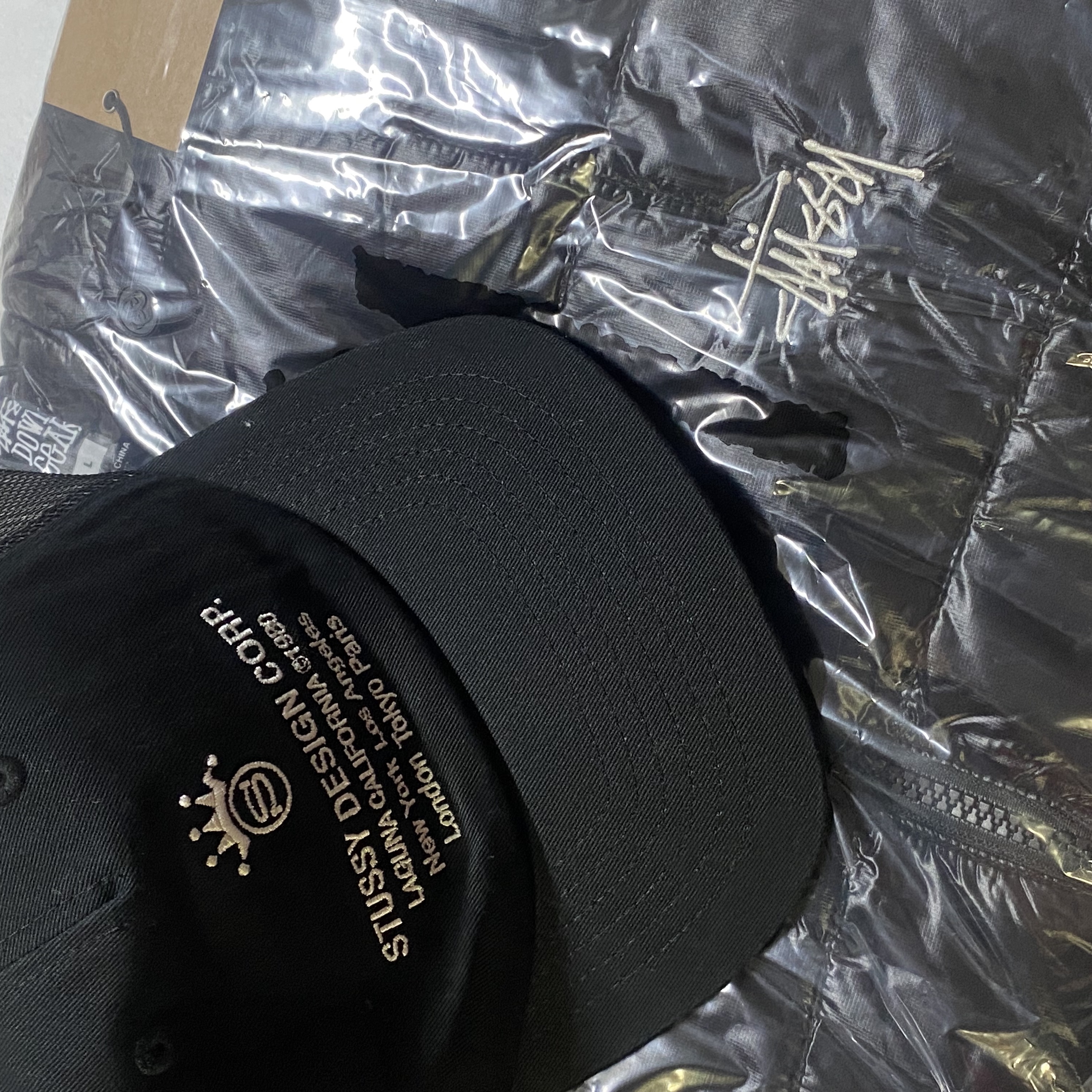 Stussy Midweight Hooded Puffer Black, Stussy Low Profile Design Corp Trucker Snapback Black 착용 스타일