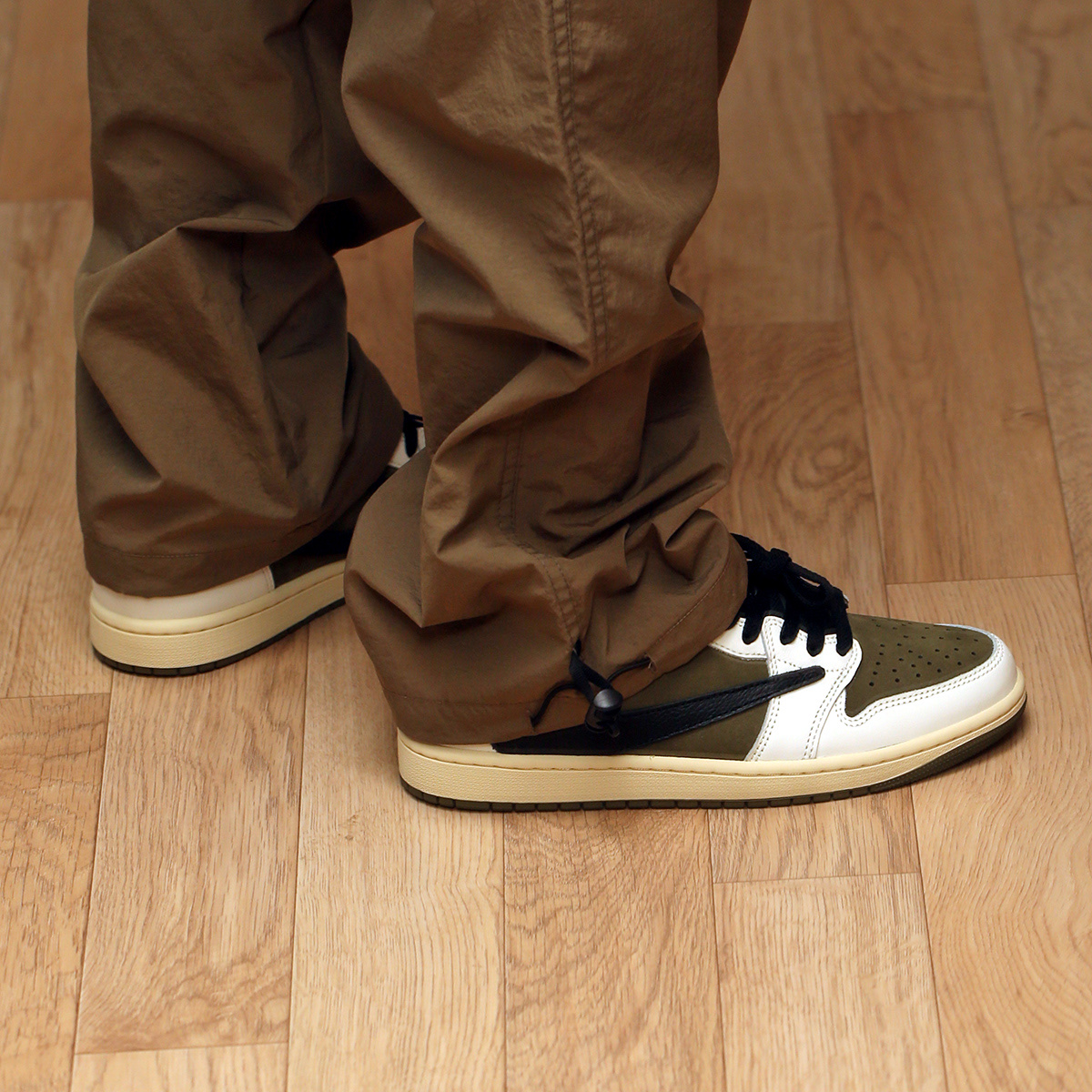Jordan 1 x Travis Scott Retro Low OG SP Reverse Olive 착용 스타일 - 8