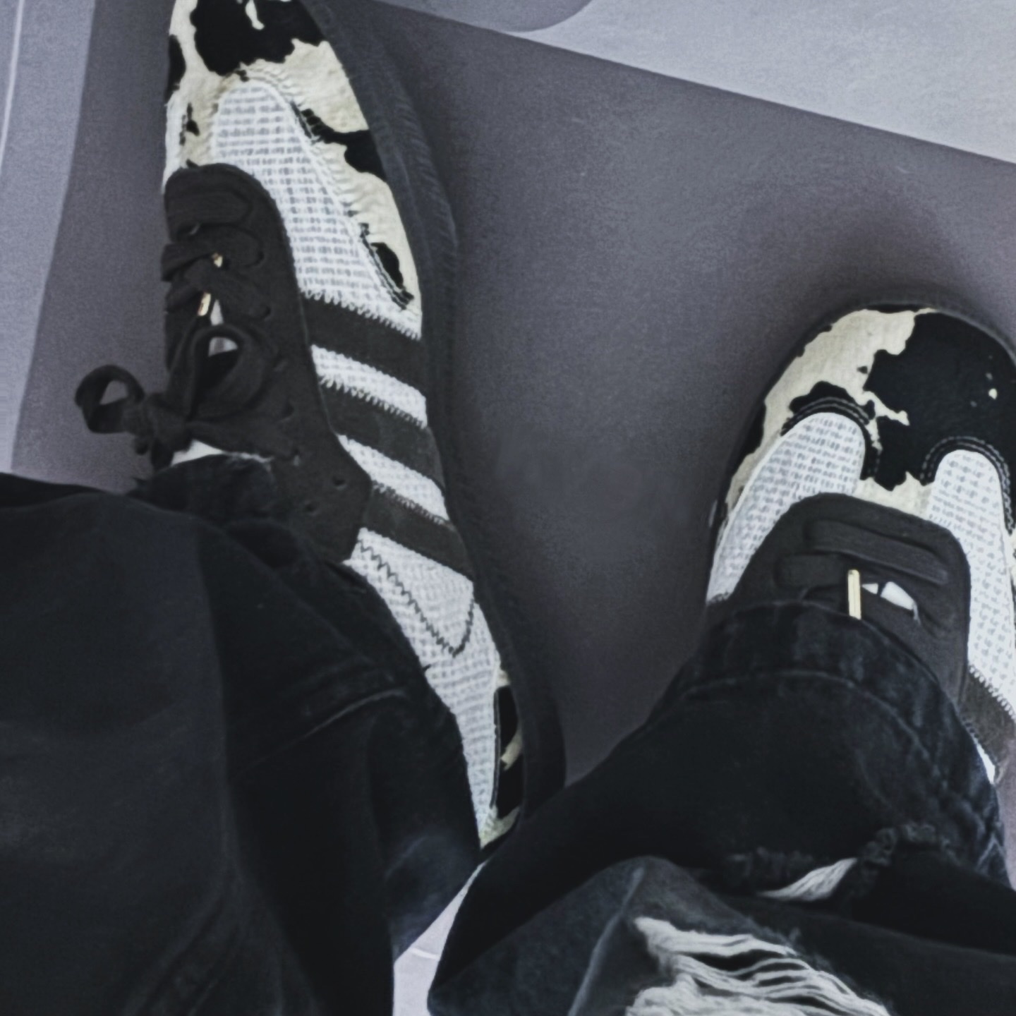 Adidas x Notitle. Samba OG Cow Print 착용 스타일 - 2