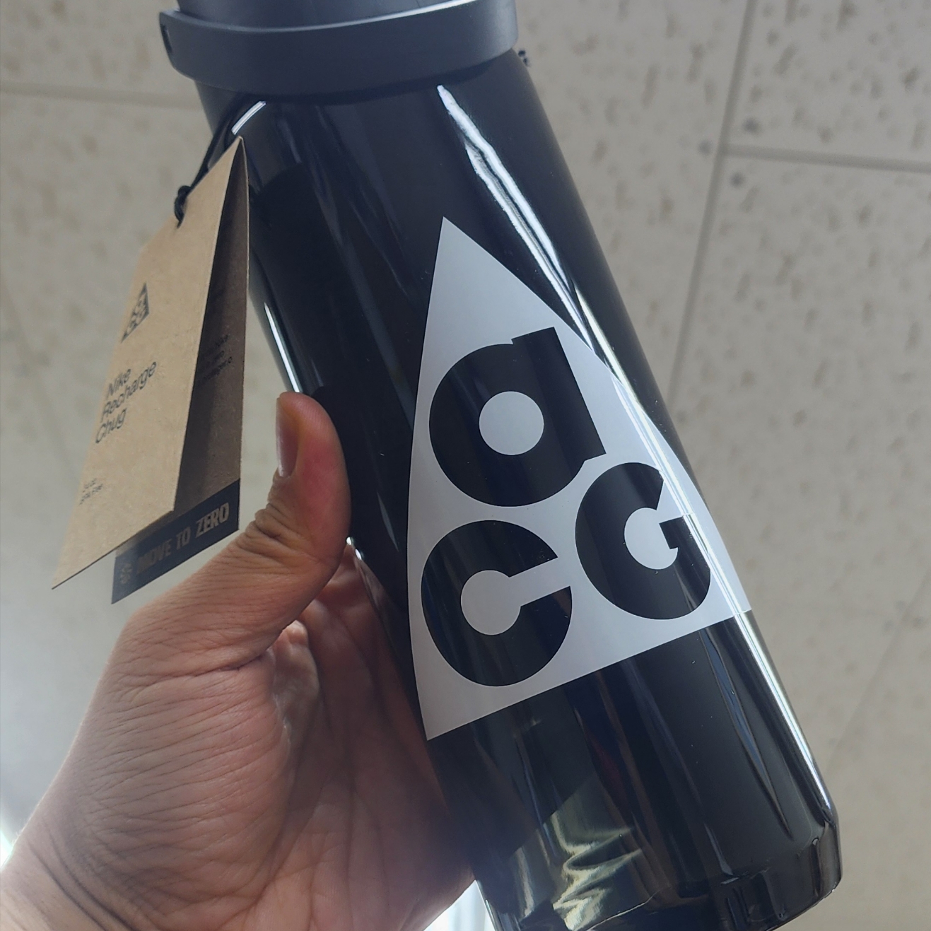Nike ACG Tritan Renew Recharge Chug Bottle 710ml Black 착용 스타일