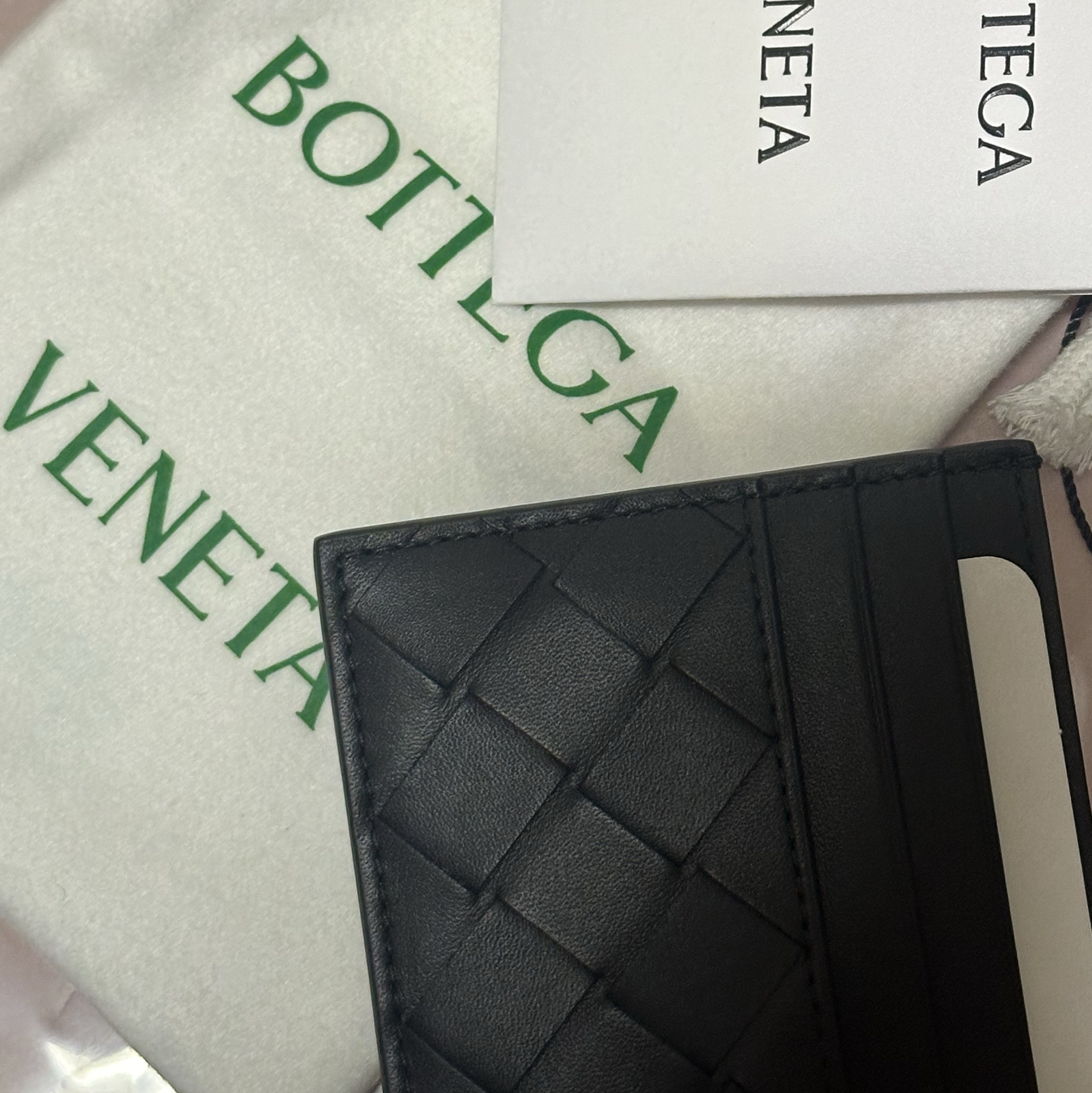Bottega Veneta Intrecciato Credit Card Case Black 착용 스타일