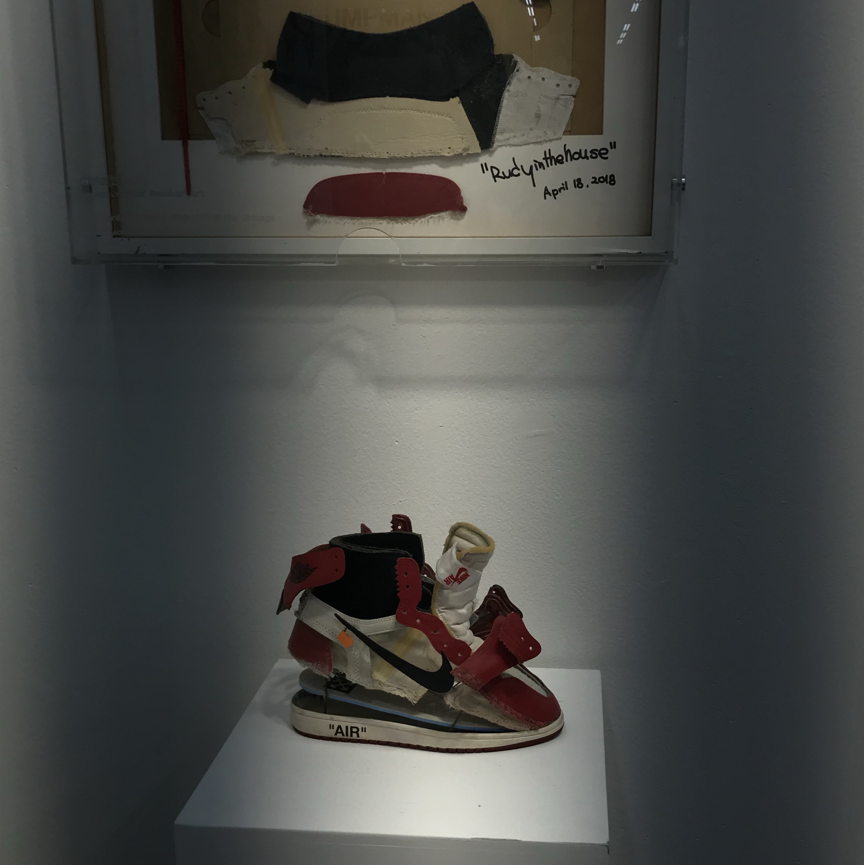 Jordan 5 x Off-White Retro SP Sail Fire Red, Stussy Surfman Keychain Silver 착용 스타일 - 3