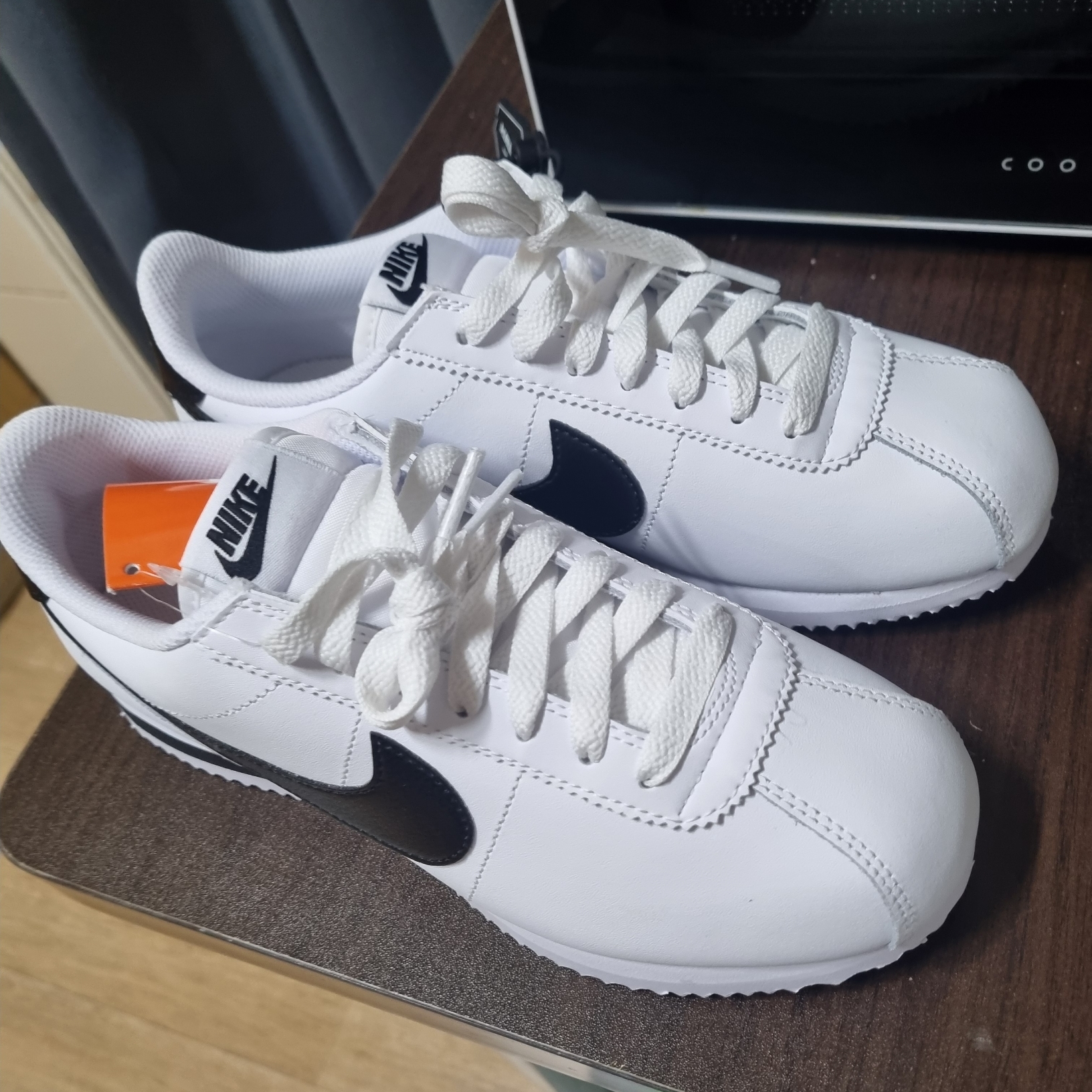 (W) Nike Cortez Leather White Black 착용 스타일