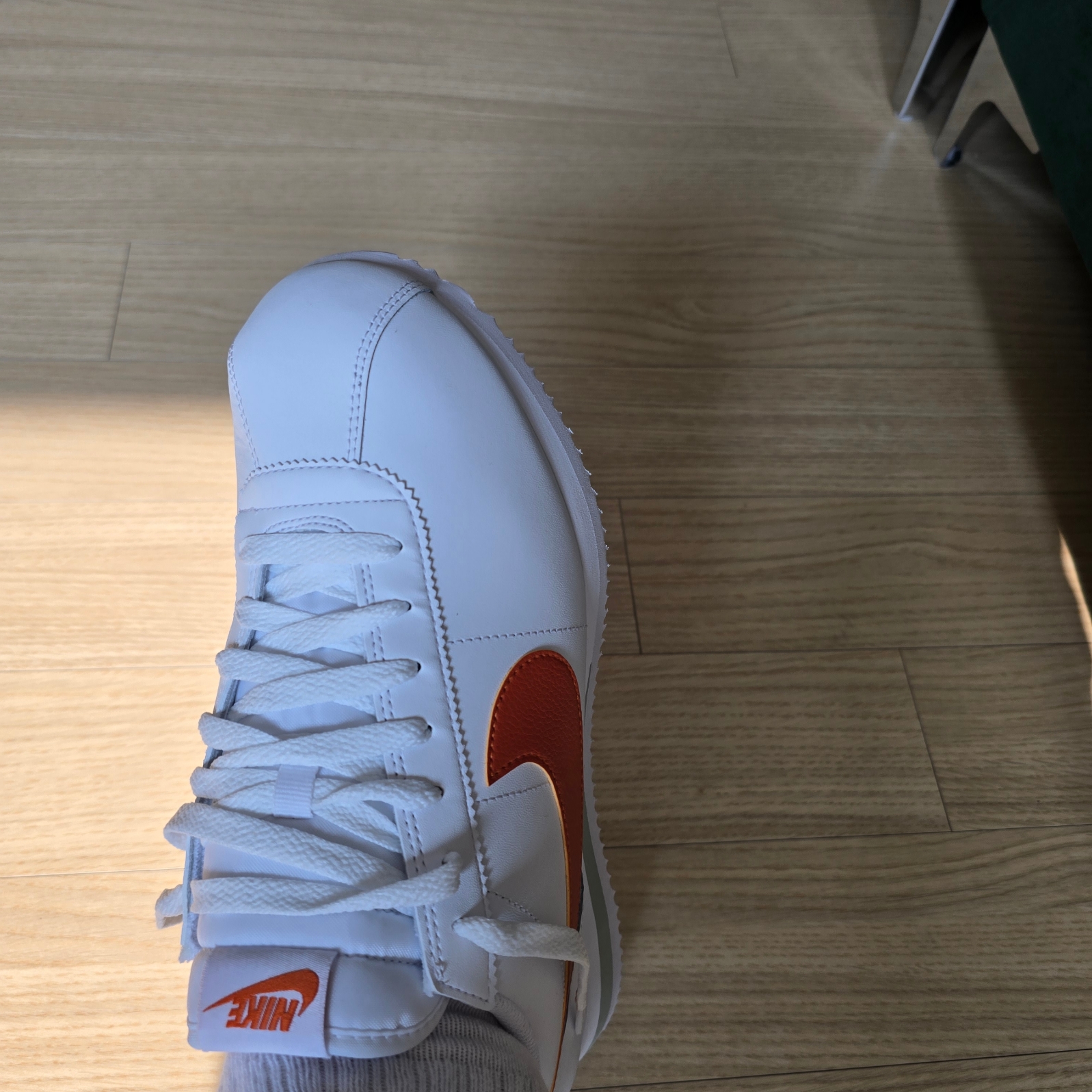 Nike Cortez White Campfire Orange 착용 스타일 - 2