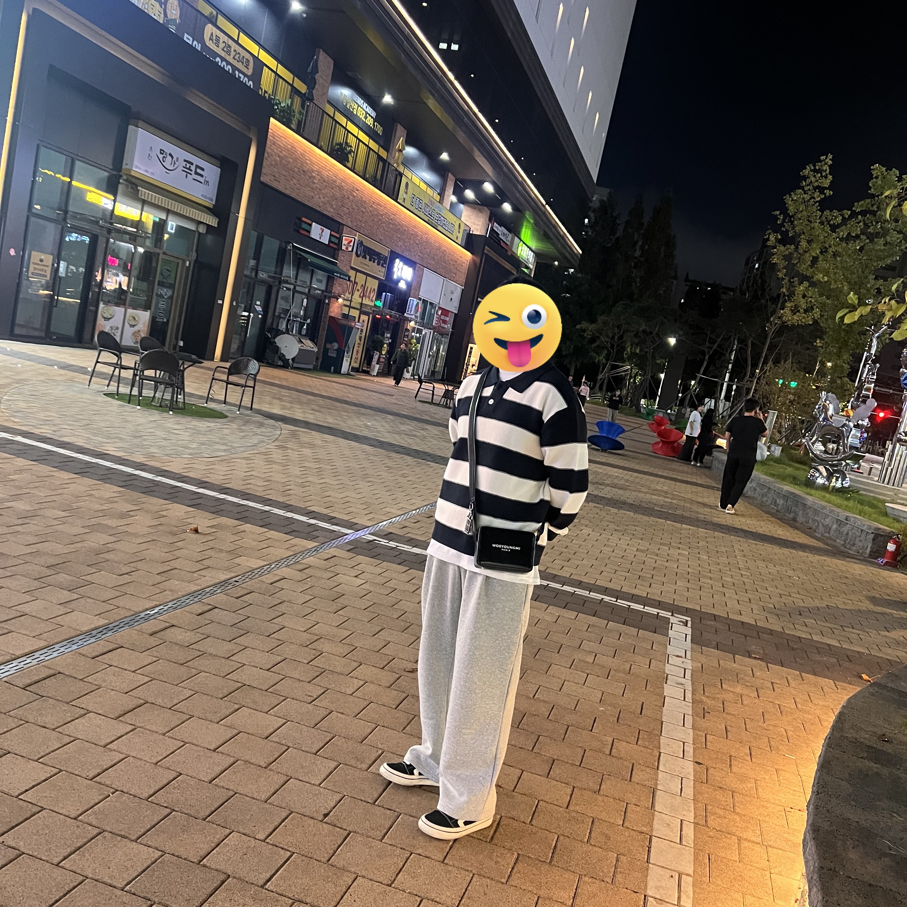 Wooyoungmi Square Mini Bag Black 착용 스타일