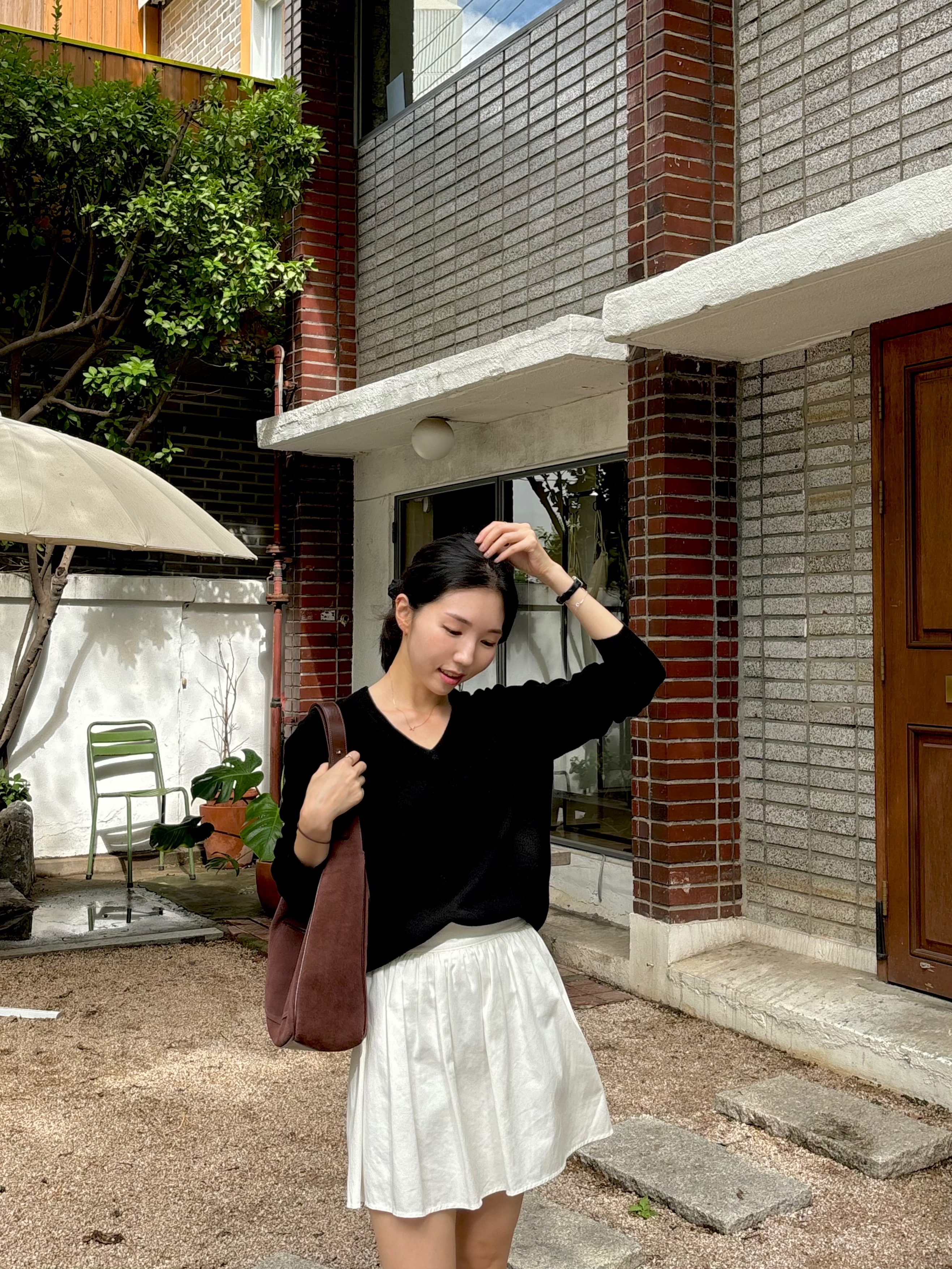 Siyazu SIKN2124 V neck Single Knit Black 착용 스타일 - 2