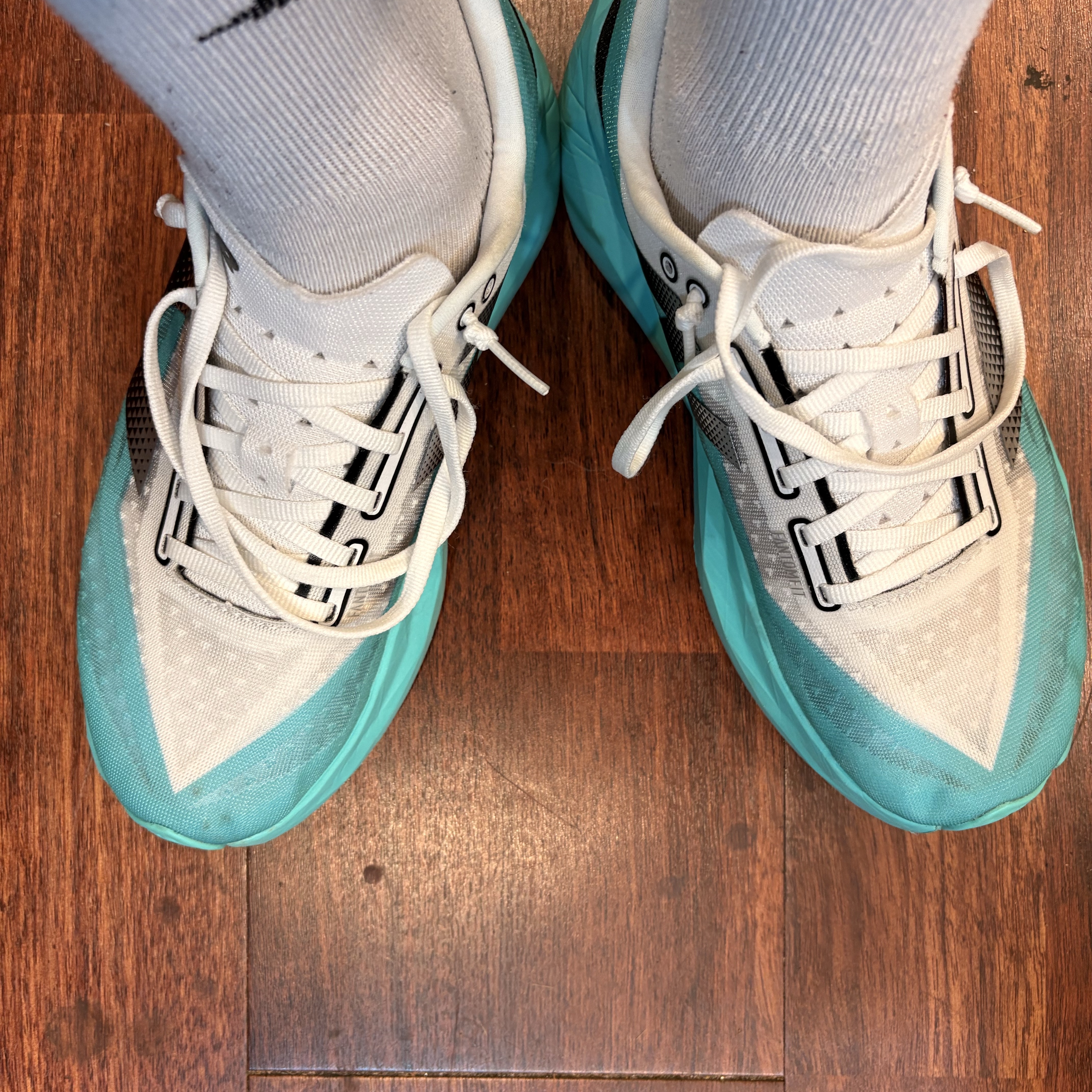 New Balance Fuelcell Rebel v4 Cyber Jade White - D Standard 착용 스타일