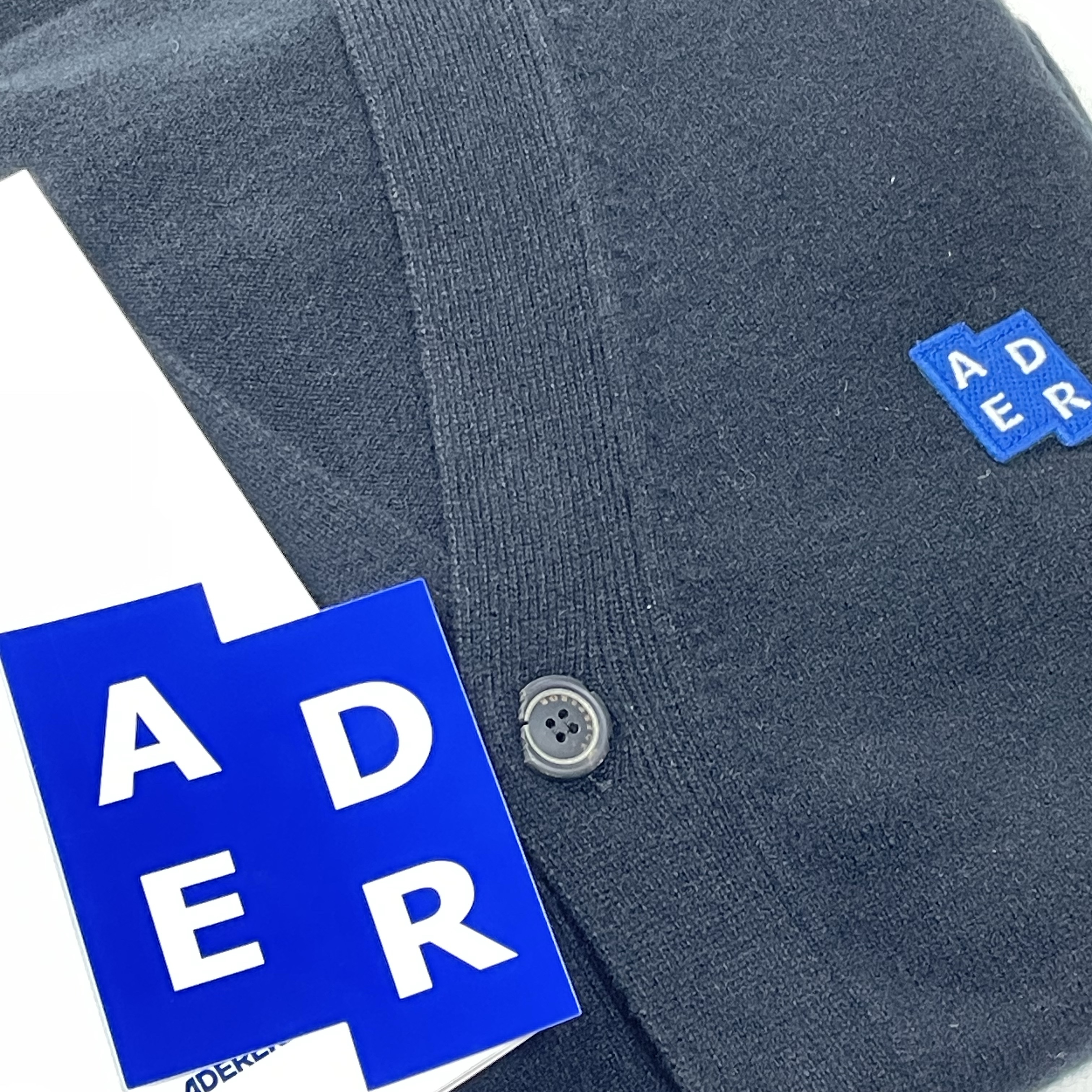 Ader Error Sig; TRS/BL Tag Cardigan 01 Black 착용 스타일