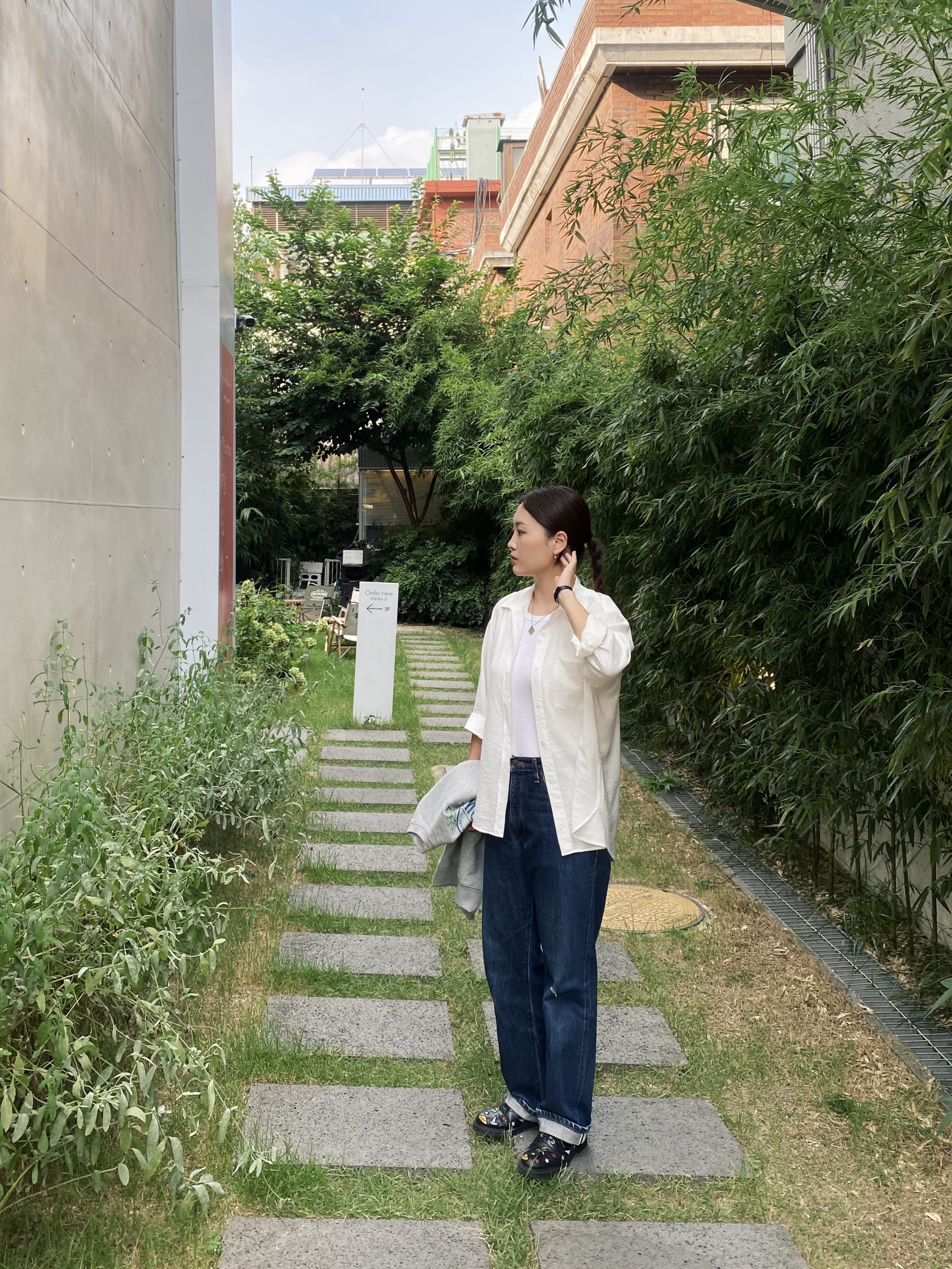 Siyazu SITP5160 Loose Fit Linkel Silky Shirt White 착용 스타일 - 2