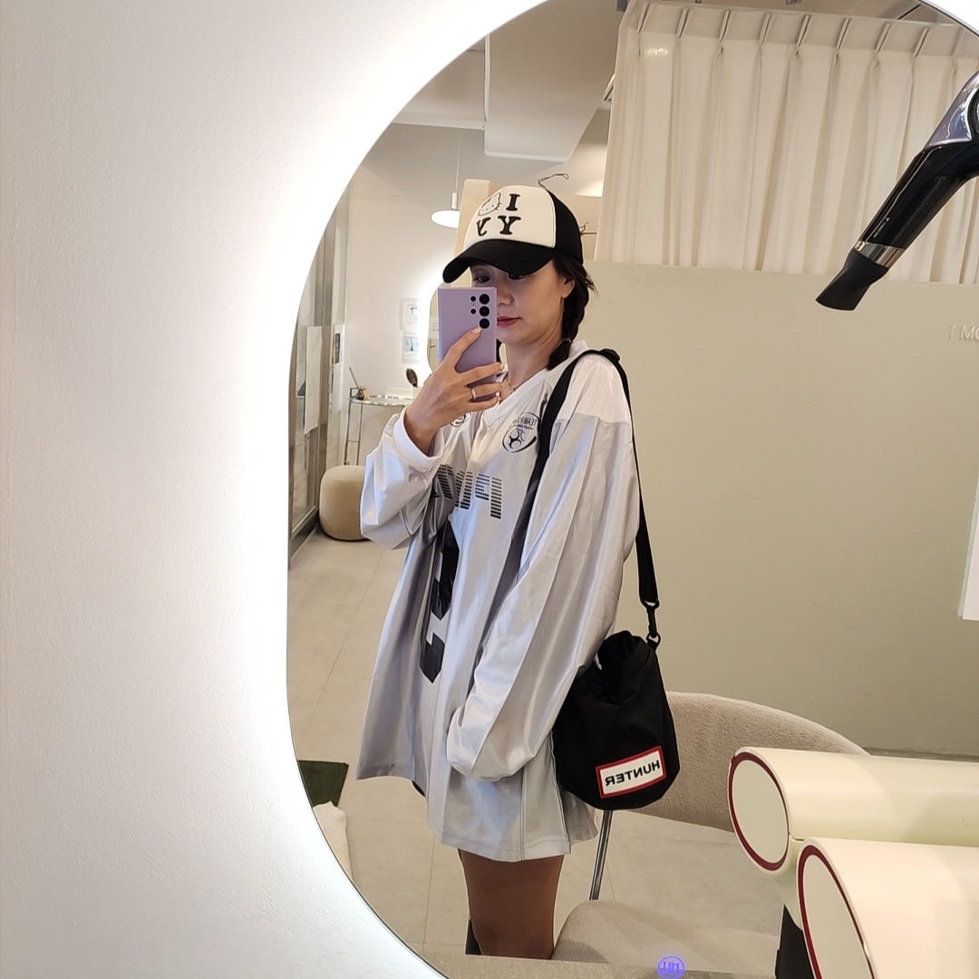 [KREAM 단독] Porta Metallic Number Soccer Tee Silver, Open Yy x Hello Kitty Trucker Cap Black 착용 스타일 - 3