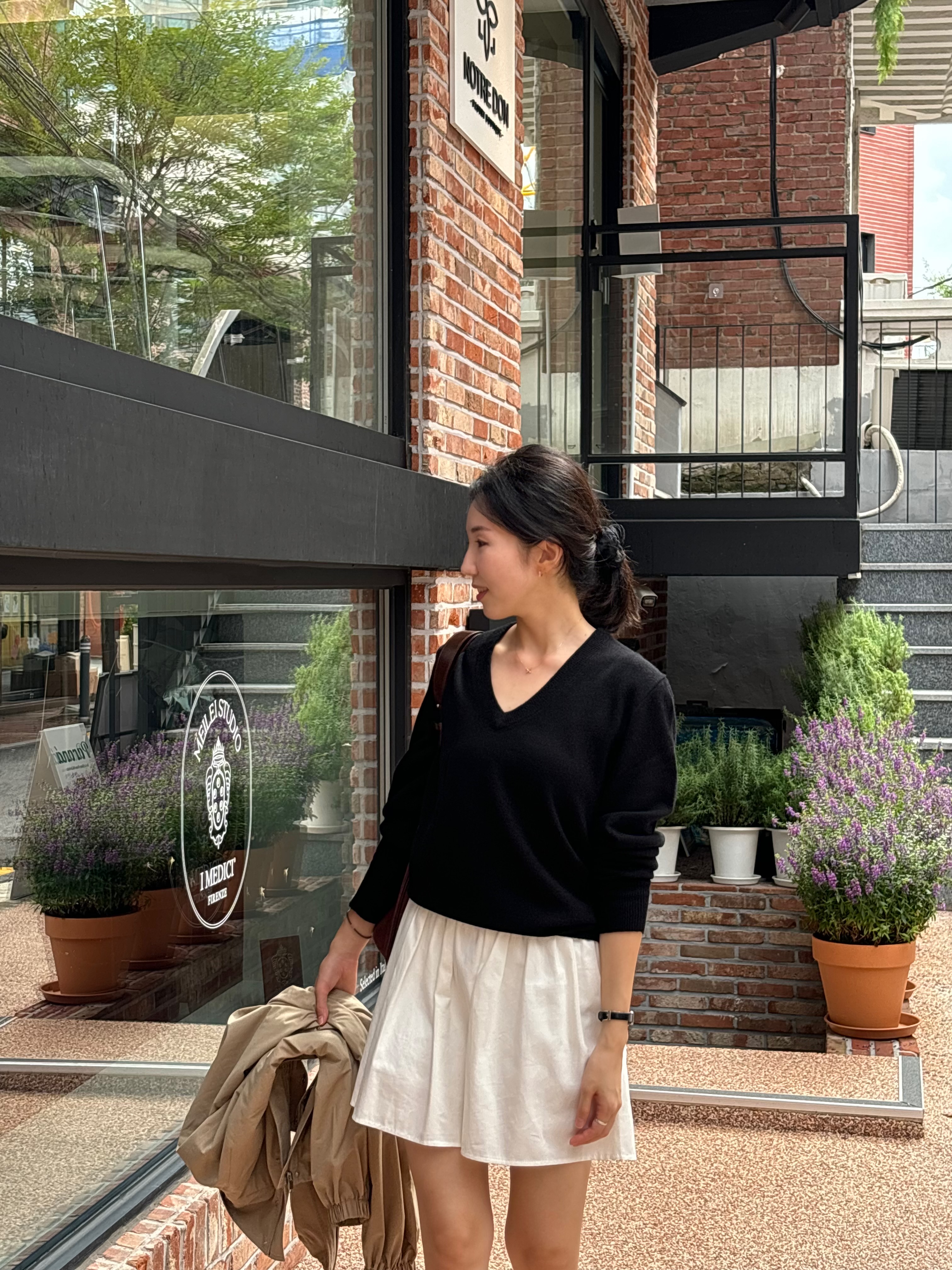 Siyazu SIKN2124 V neck Single Knit Black 착용 스타일 - 4