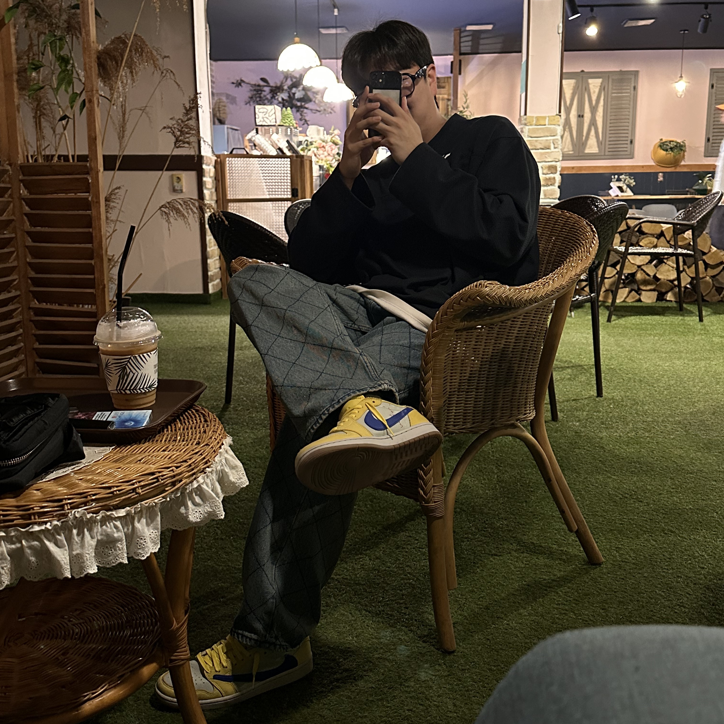 (W) Jordan 1 x Travis Scott Retro Low OG SP Canary, Nike x Stussy Long Sleeve Top Black (FJ9164-010) 착용 스타일