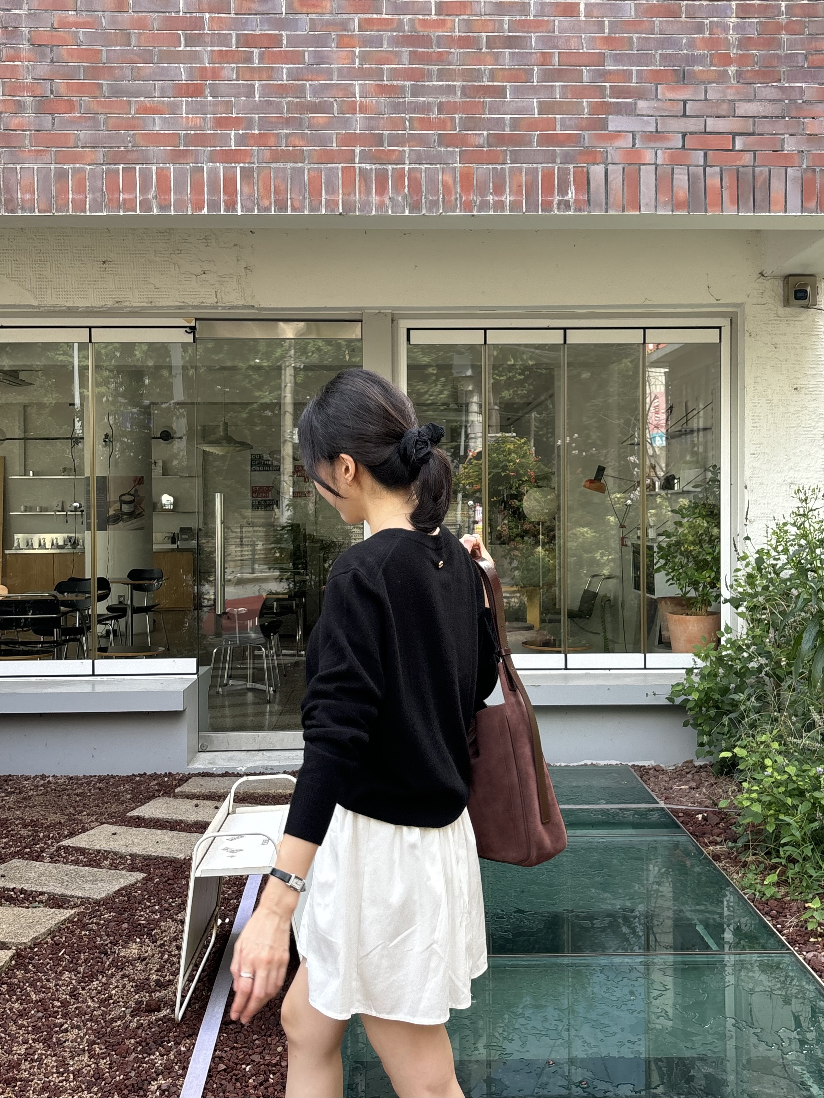 Siyazu SIKN2124 V neck Single Knit Black 착용 스타일 - 4