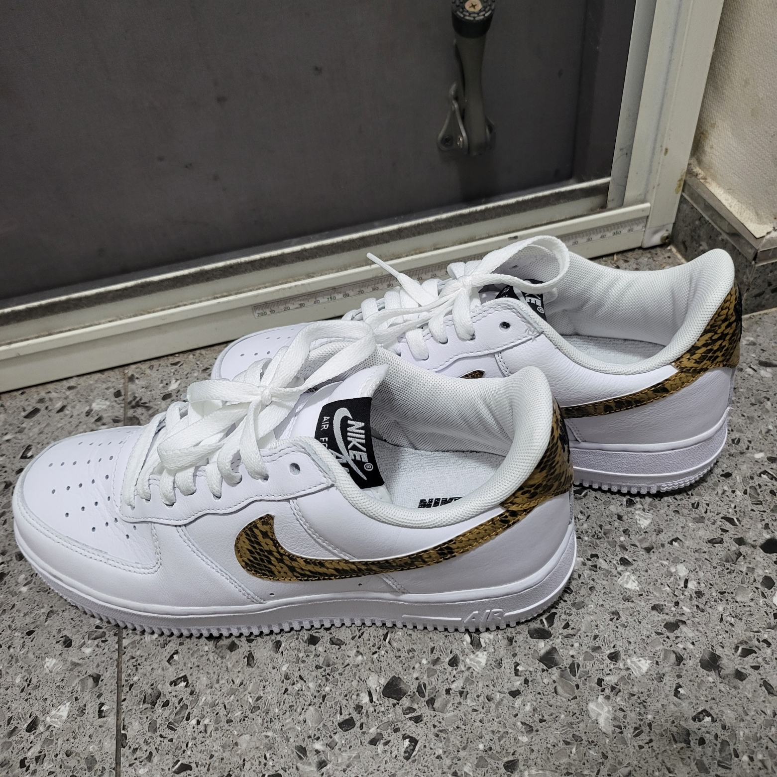 Nike Air Force 1 Low Retro PRM QS Ivory Snake 2024 착용 스타일 - 3