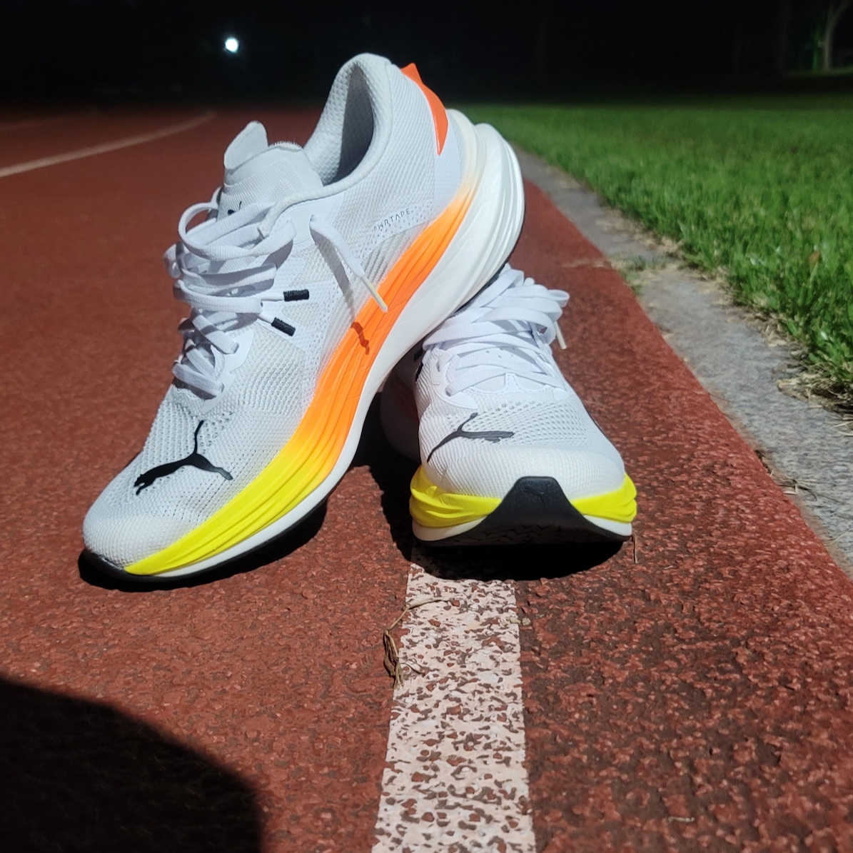 Puma Deviate Nitro 3 Wide White Flame Flicker 착용 스타일 - 2
