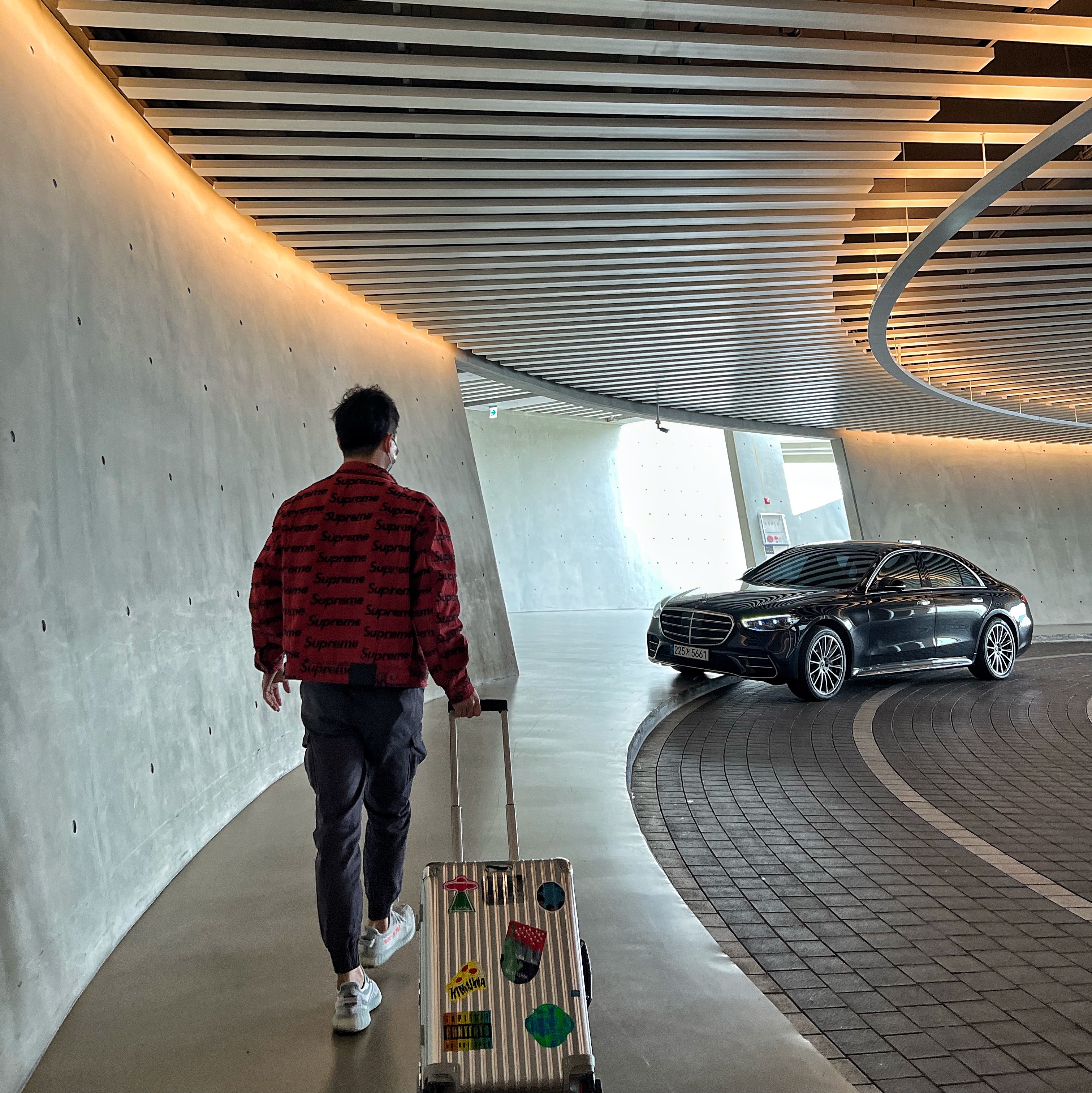 Rimowa Classic Cabin Aluminum Silver, Supreme Frayed Logos Denim Trucker Jacket Red - 21SS 착용 스타일