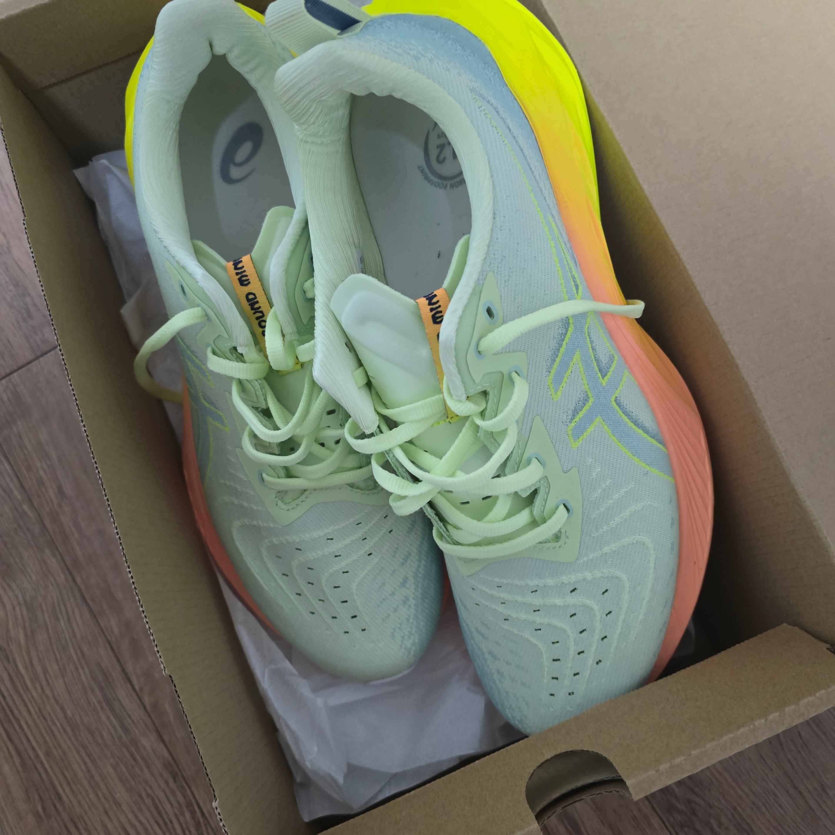 Asics Novablast 4 Cool Matcha Safety Yellow 착용 스타일 - 1