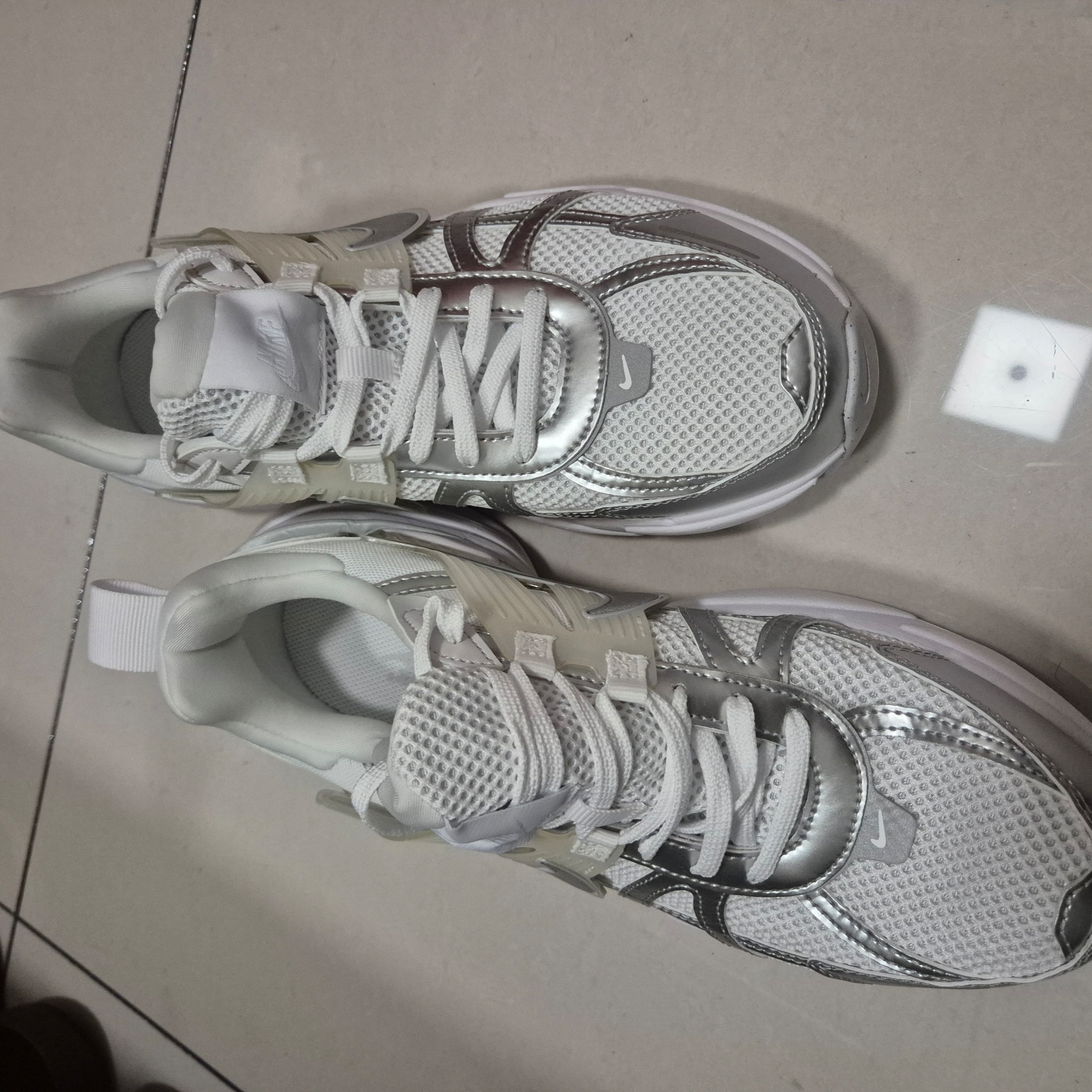 Nike V2K Run Metallic Silver White 착용 스타일