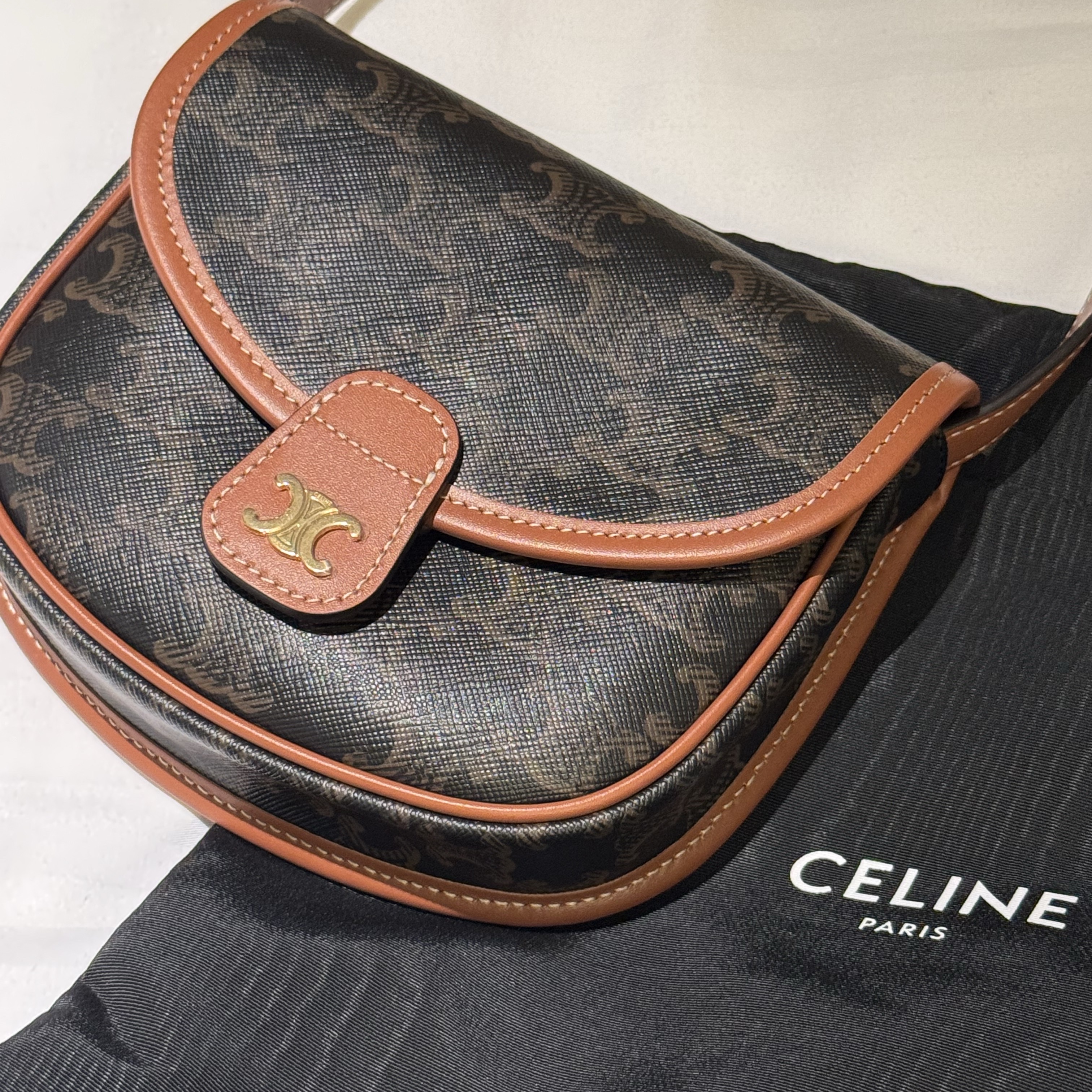 Celine Mini Besace in Triomphe Canvas and Calfskin Tan 착용 스타일
