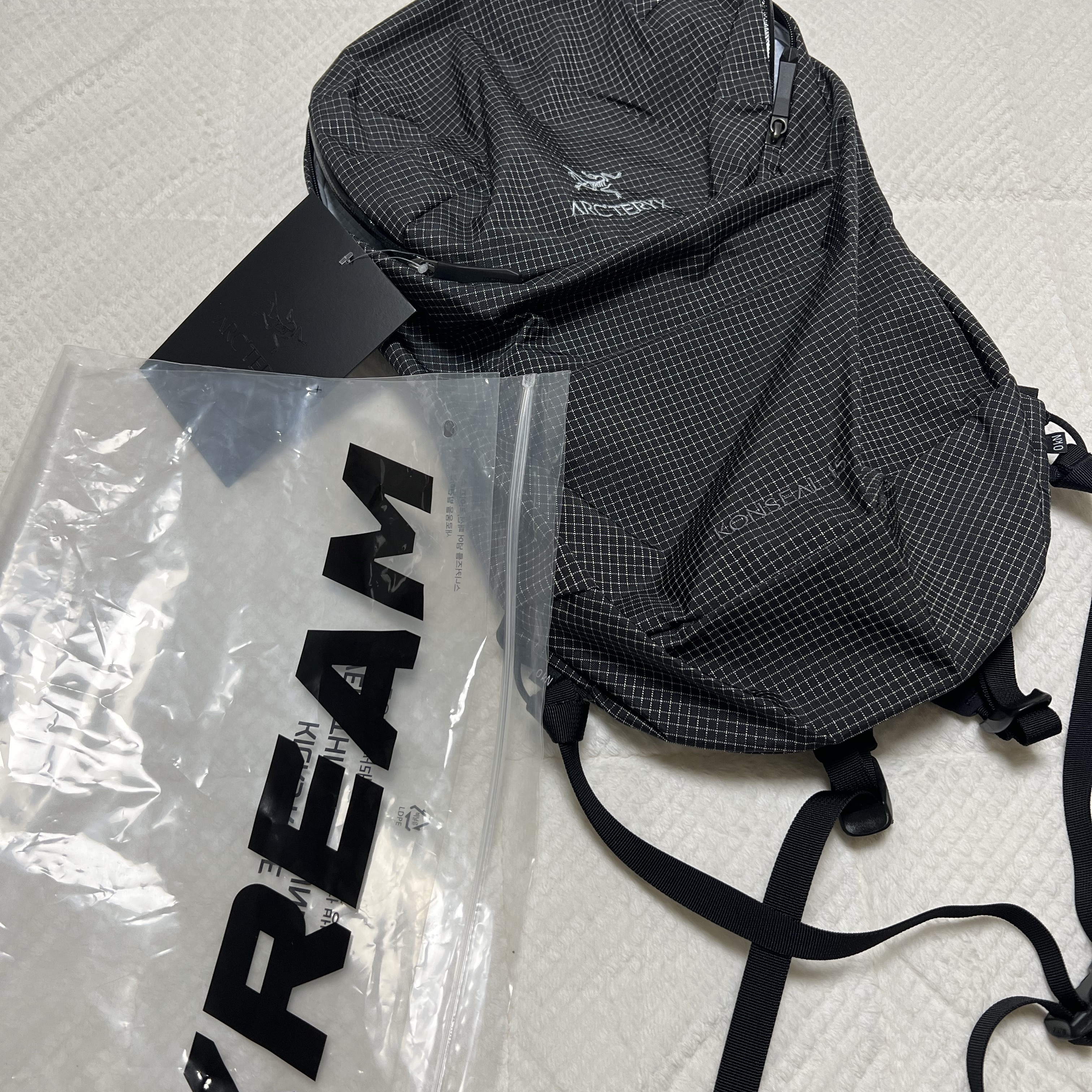 Arc'teryx Konseal 15 Backpack Black 착용 스타일