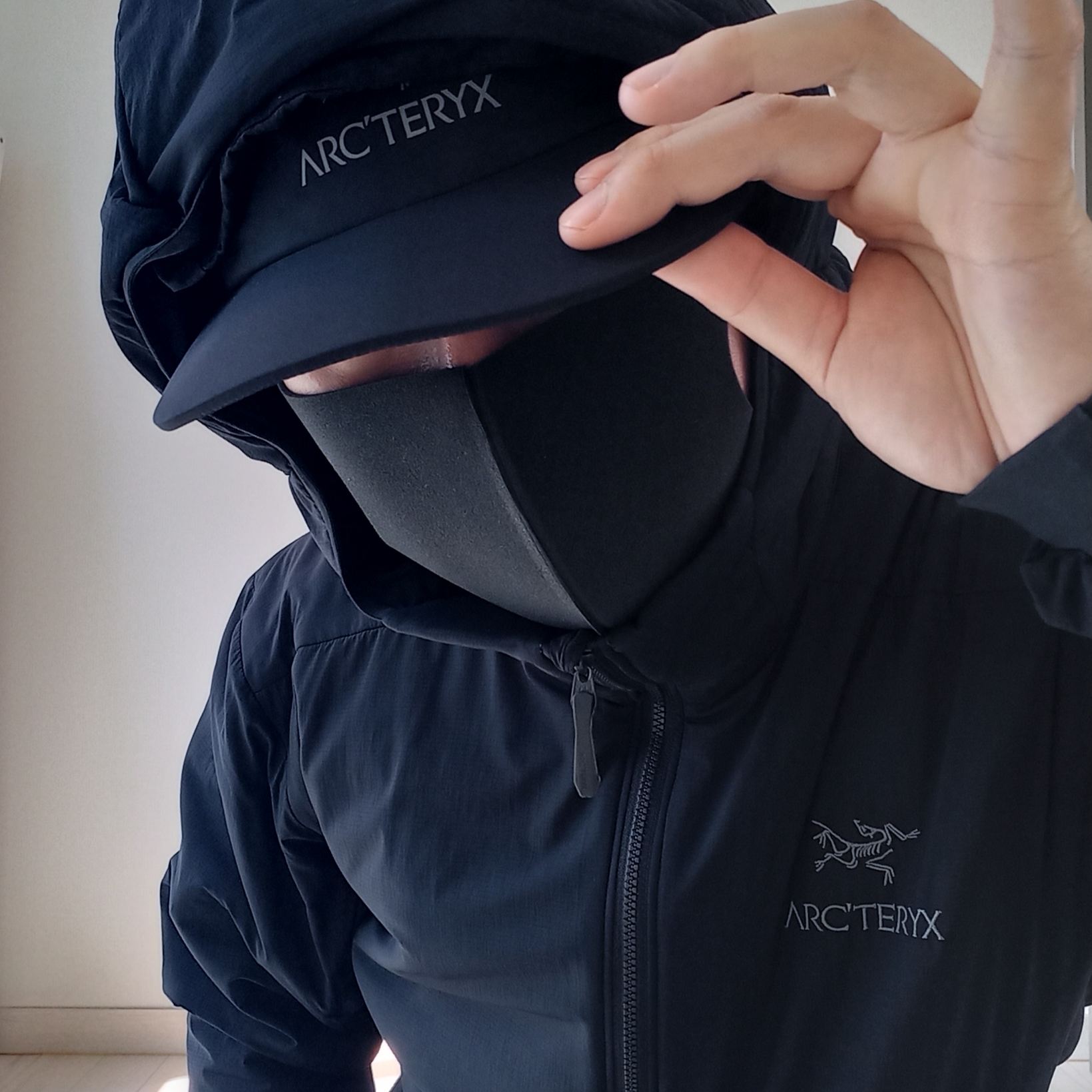 Arc'teryx Atom Hoody Black, Arc'teryx Gore 5 Panel Cap Black 착용 스타일 - 7