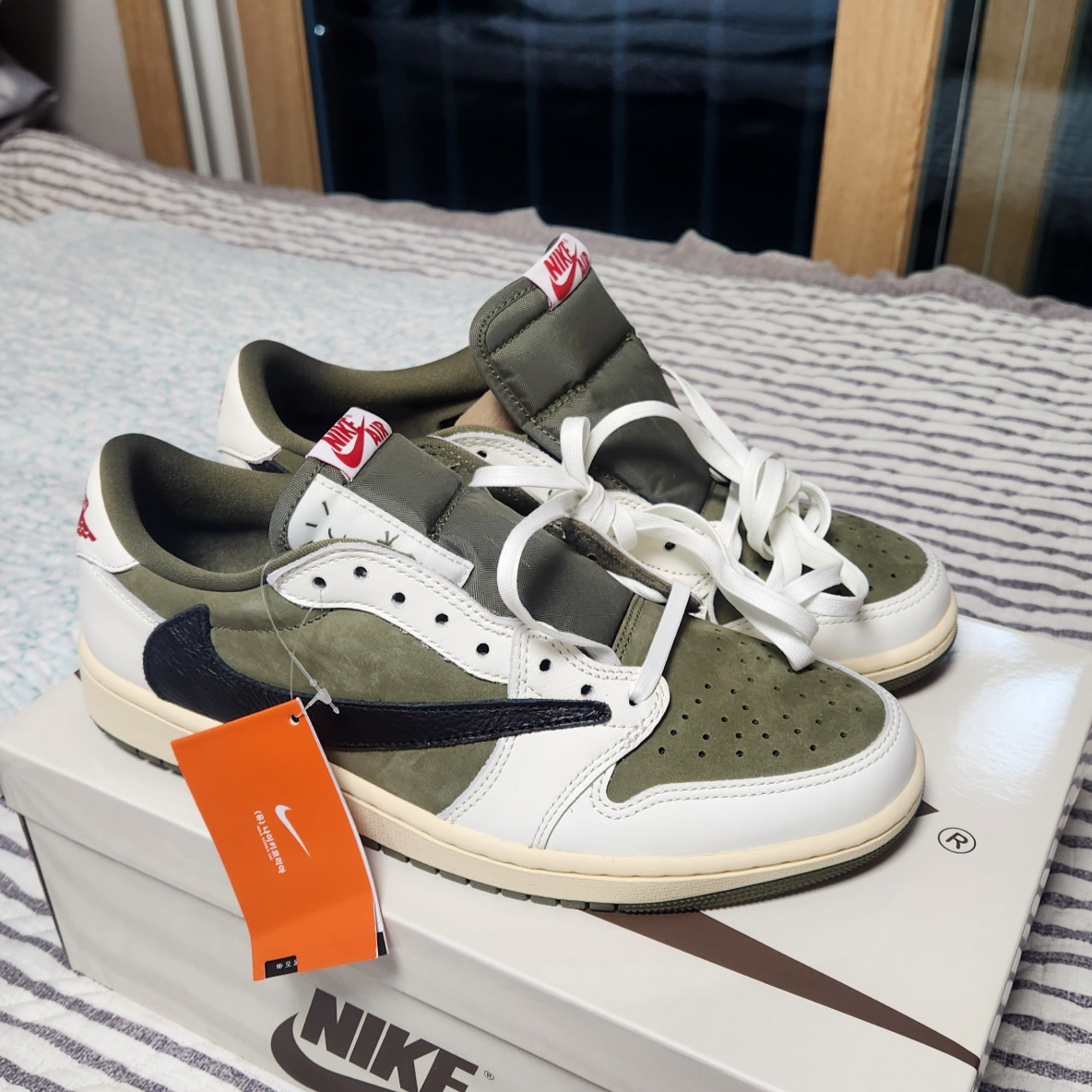 Jordan 1 x Travis Scott Retro Low OG SP Reverse Olive 착용 스타일
