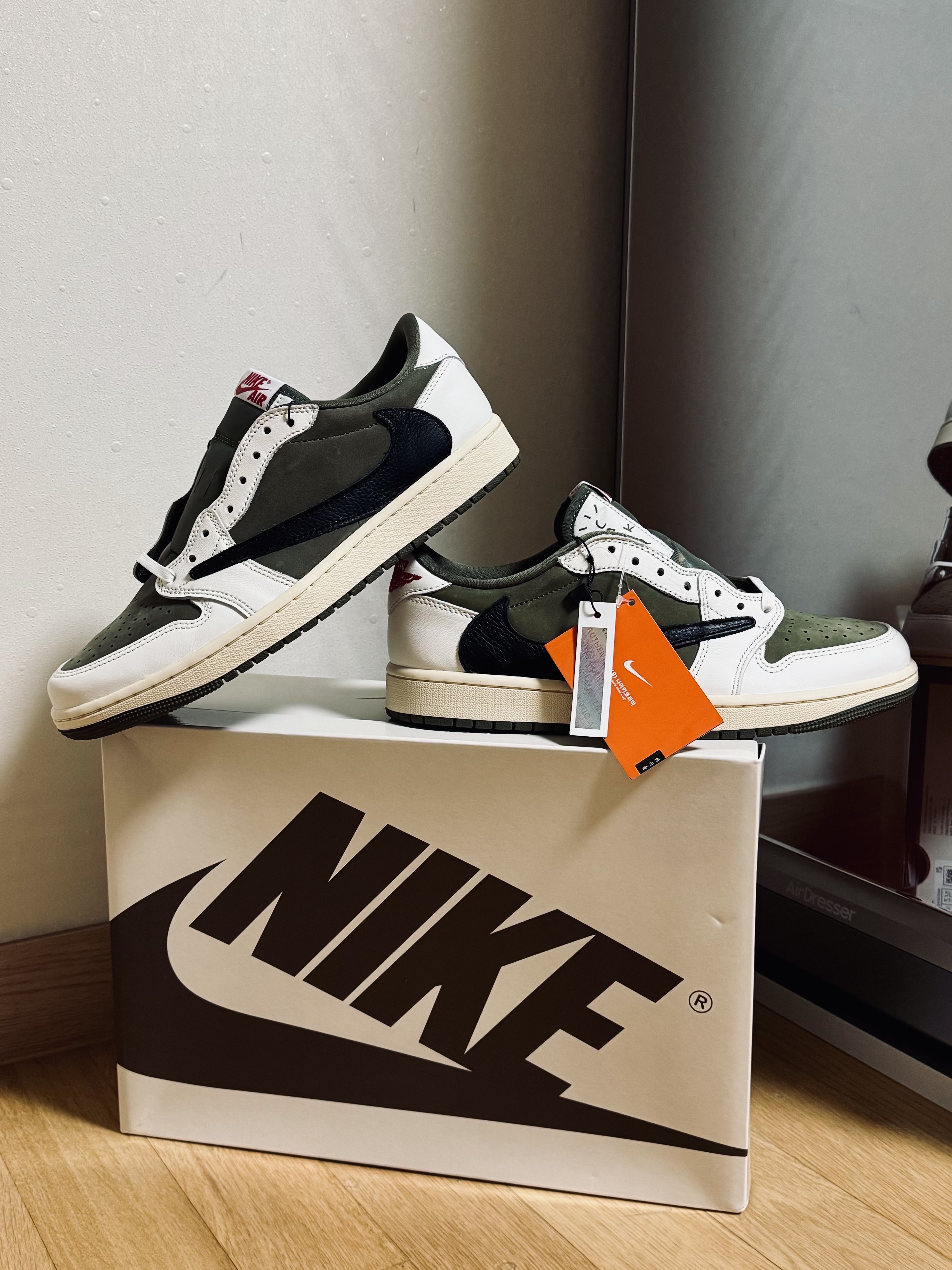 Jordan 1 x Travis Scott Retro Low OG SP Reverse Olive, (PS) Jordan 1 x Travis Scott Retro Low OG SP Reverse Olive 착용 스타일