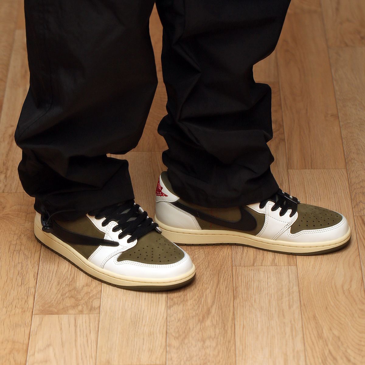 Jordan 1 x Travis Scott Retro Low OG SP Reverse Olive 착용 스타일 - 3