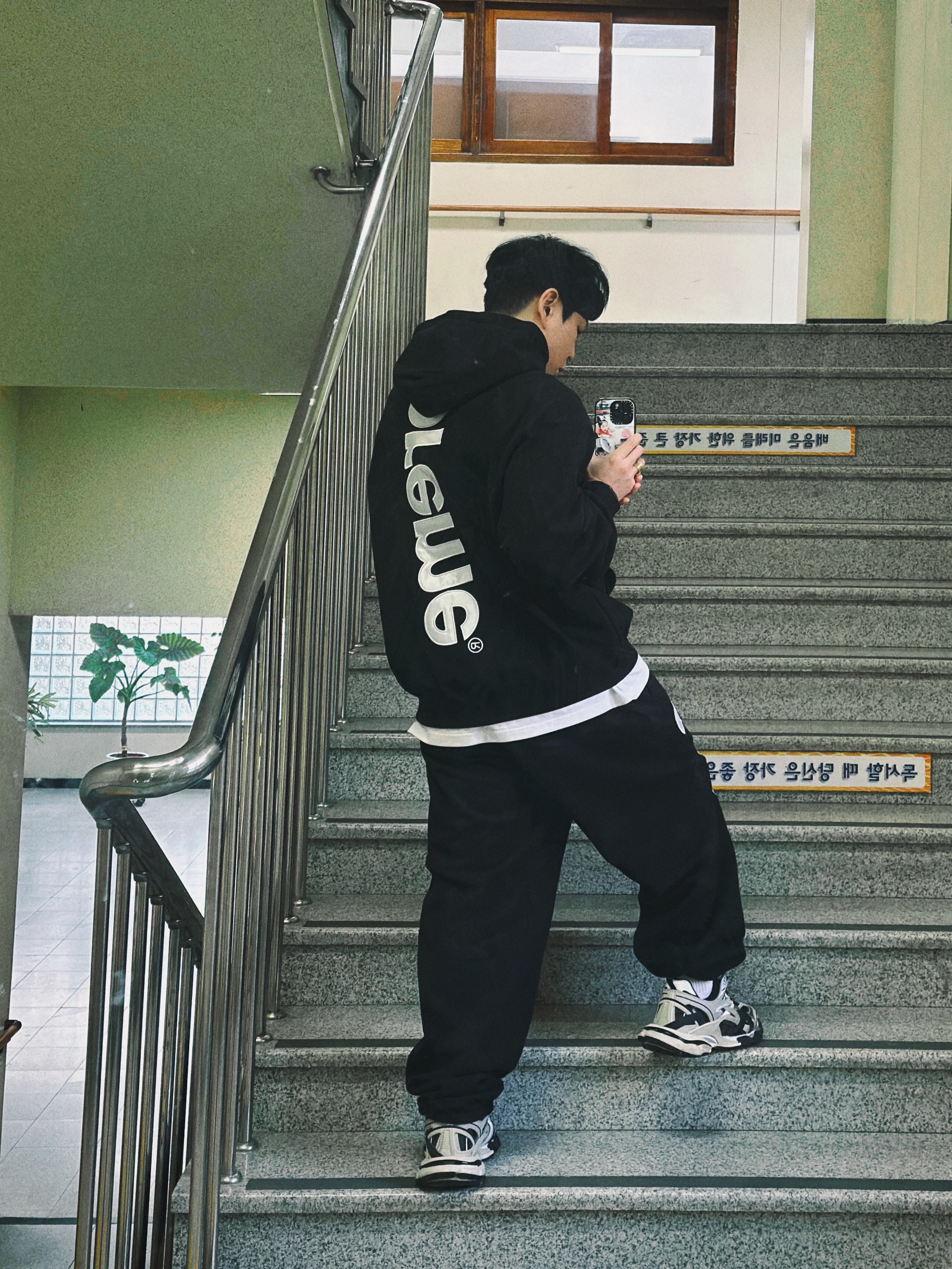Supreme Satin Applique Sweatpants Black - 24FW, Supreme Satin Applique Hooded Sweatshirt Black - 24FW 착용 스타일 - 2