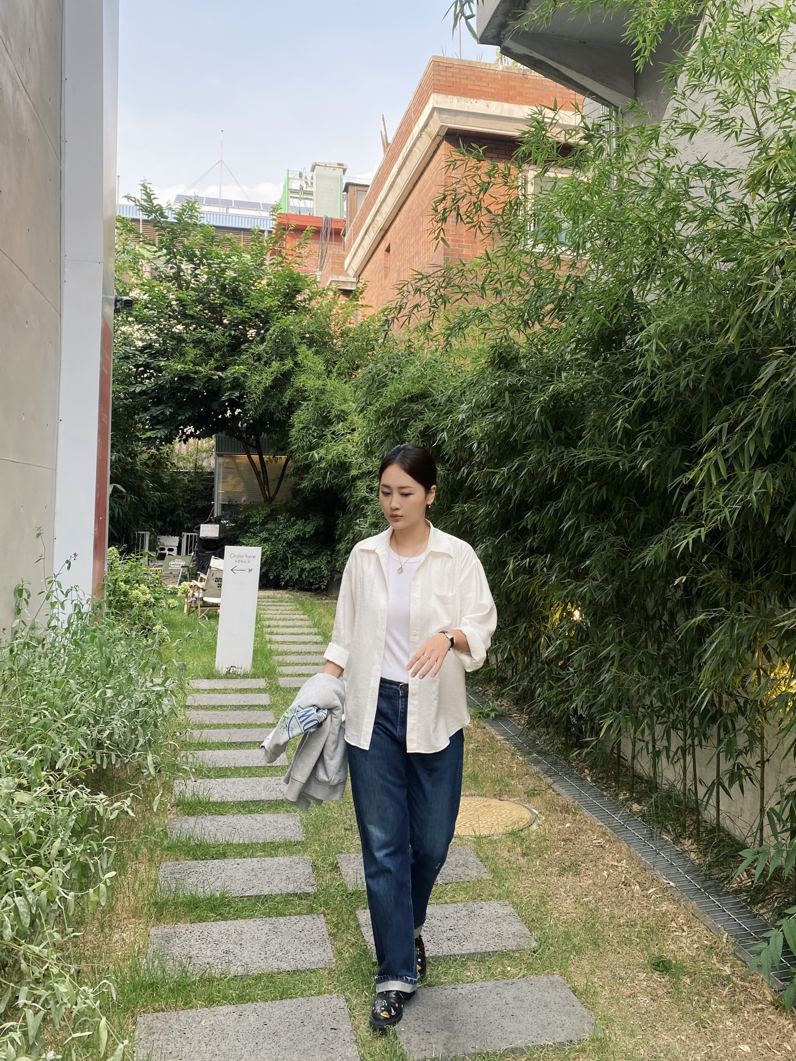 Siyazu SITP5160 Loose Fit Linkel Silky Shirt White 착용 스타일 - 3