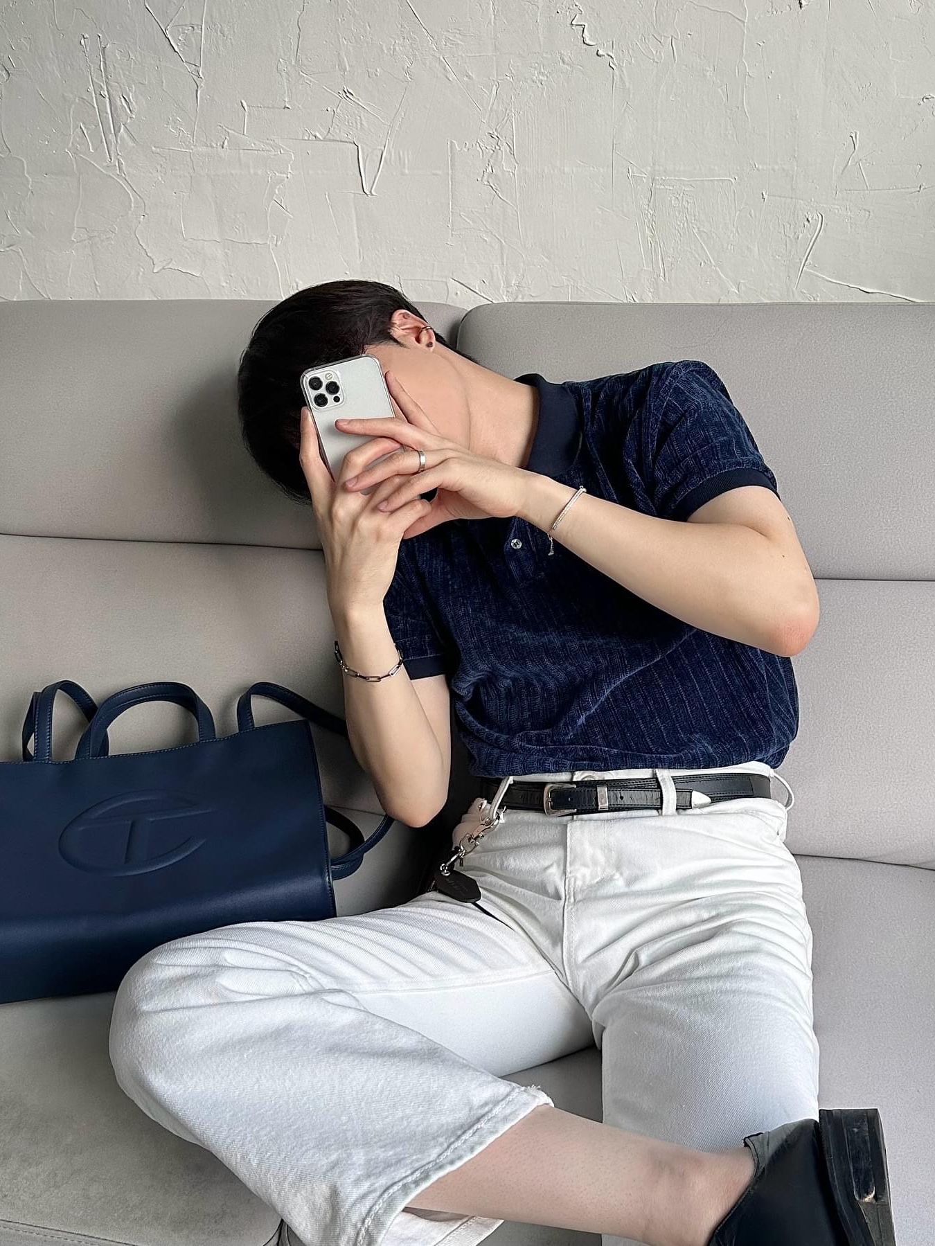 Telfar Medium Shopping Bag Navy 착용 스타일 - 7