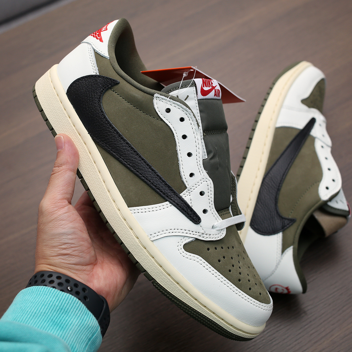 Jordan 1 x Travis Scott Retro Low OG SP Reverse Olive 착용 스타일 - 10
