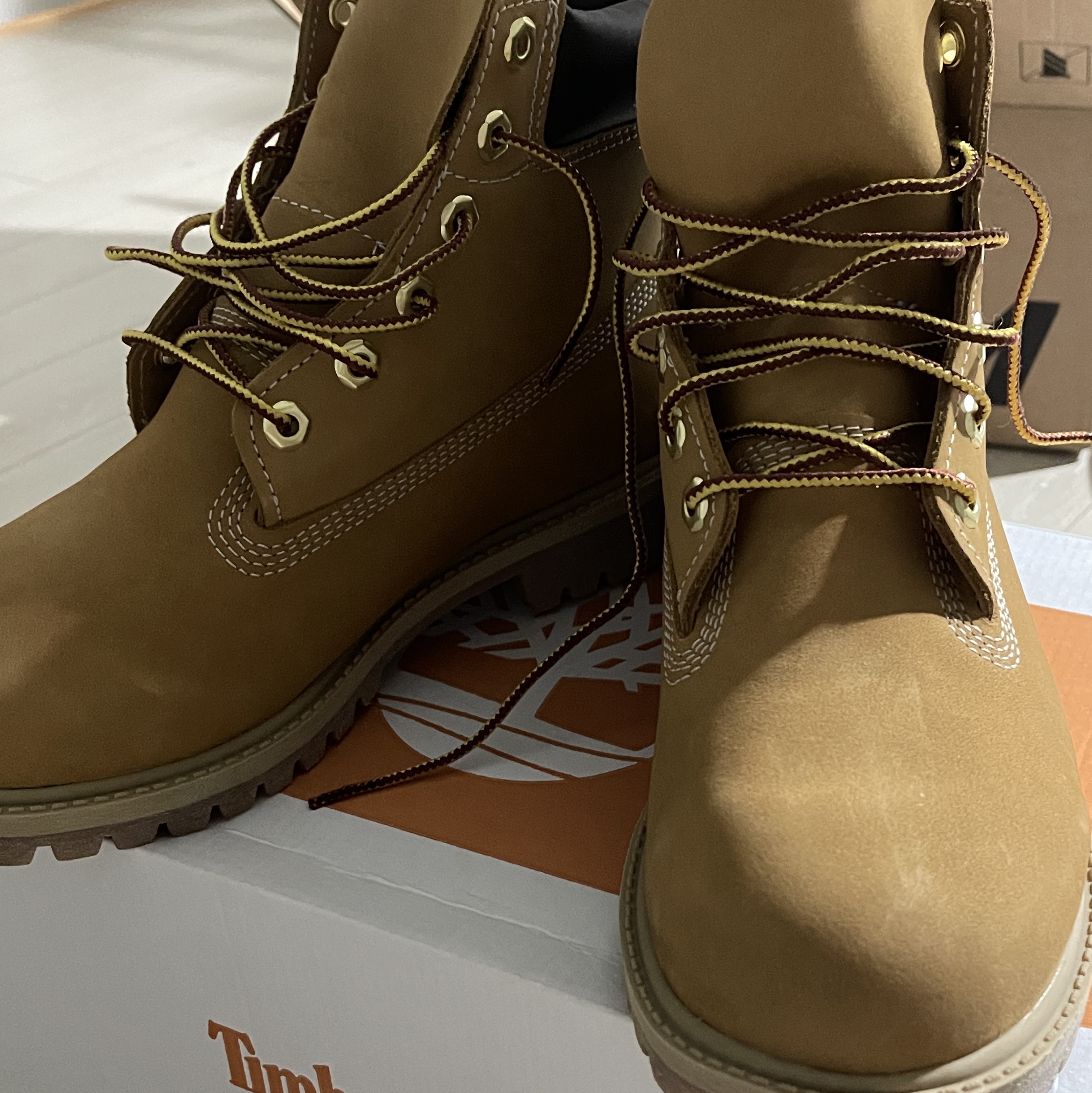 (JR) Timberland Premium 6 Inch Waterproof Boot Wheat Nubuck - Medium 착용 스타일