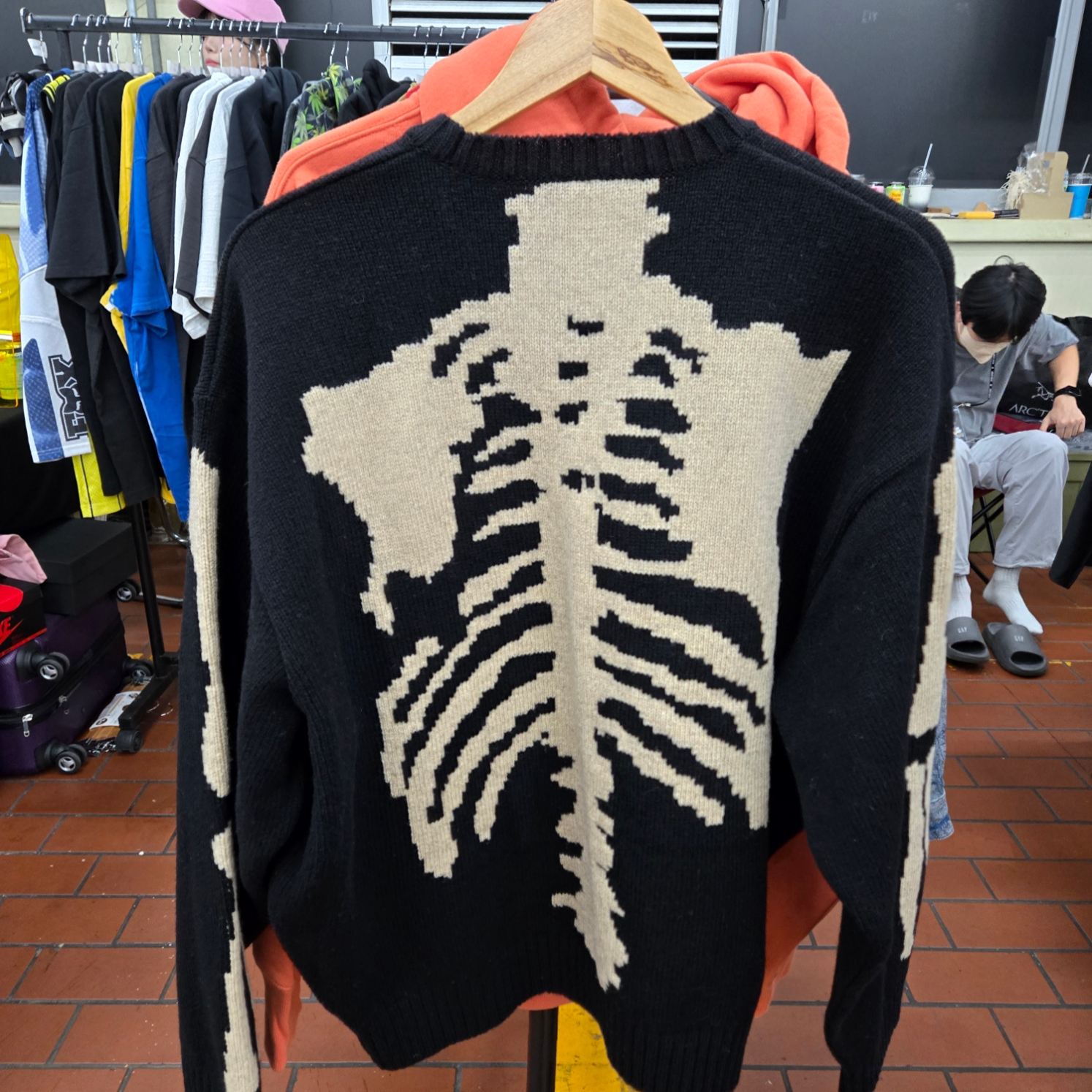 Kapital 5G Wool Bone Crewneck Sweater Black 착용 스타일 - 2